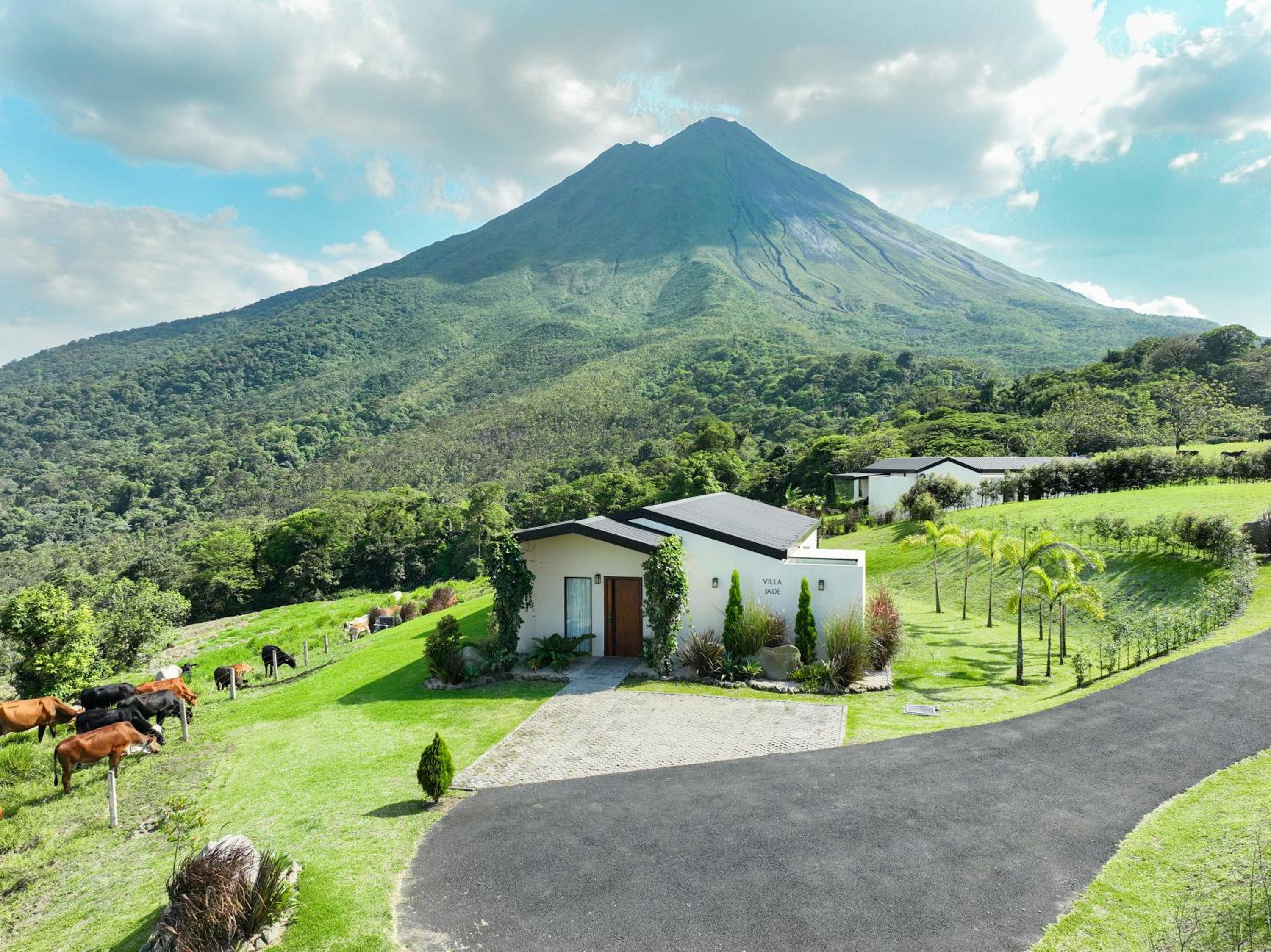 Villas Jawara ! Un Volcán en su Jardín !