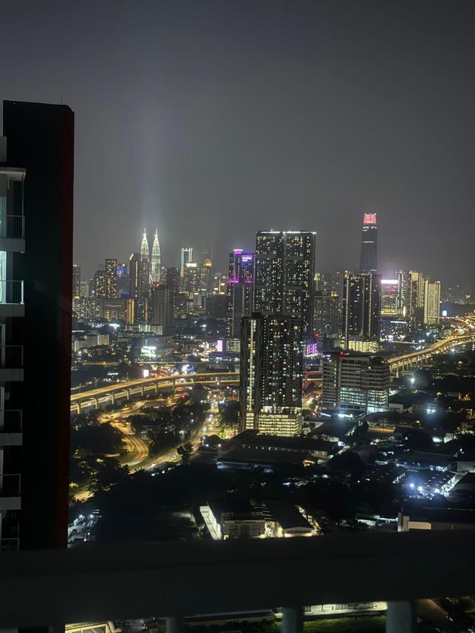 Ayazuki Sky Suite KLCC View 2BR Free Parking Netflix Swimming Pool