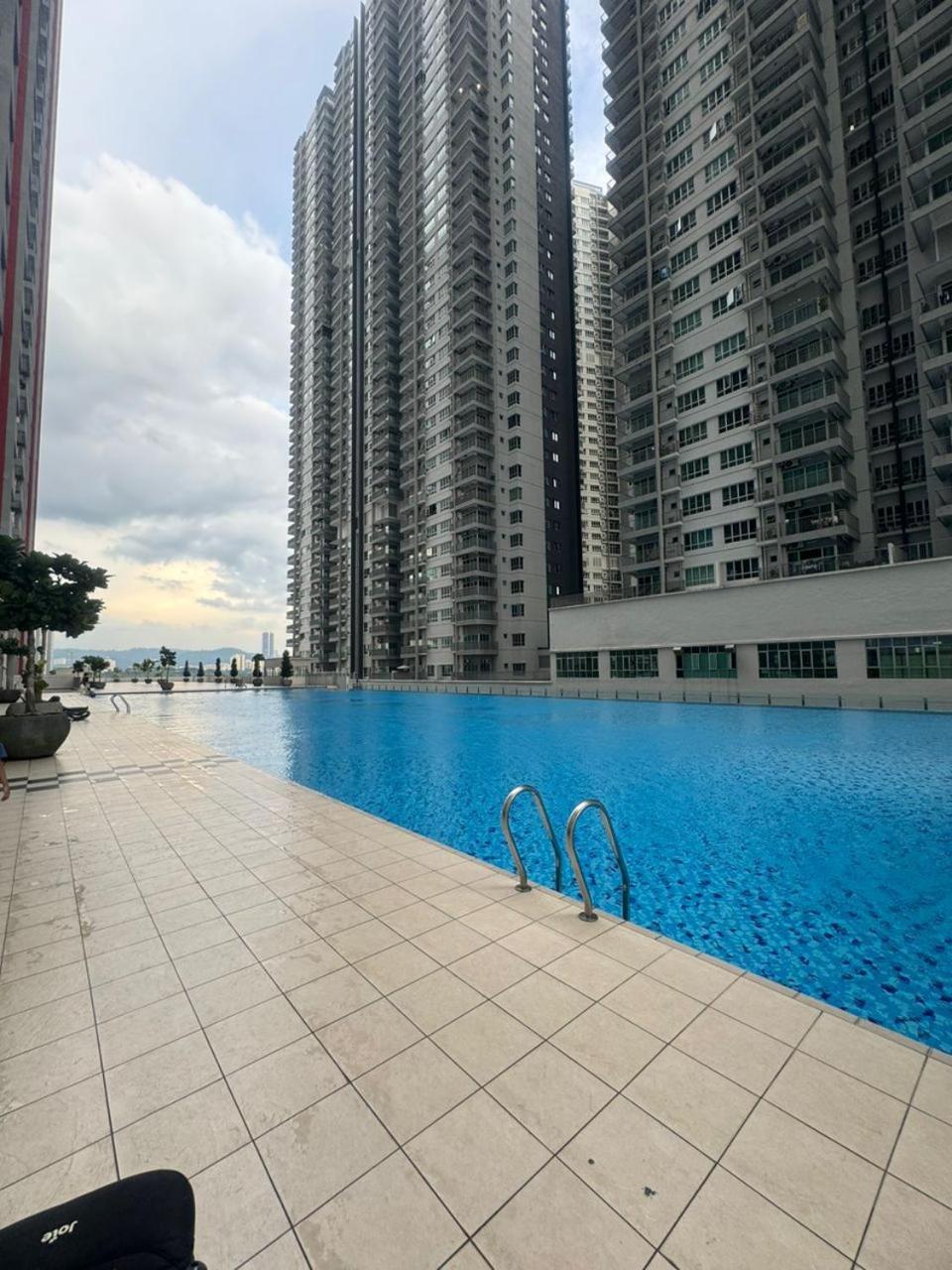 Ayazuki Sky Suite KLCC View 2BR Free Parking Netflix Swimming Pool