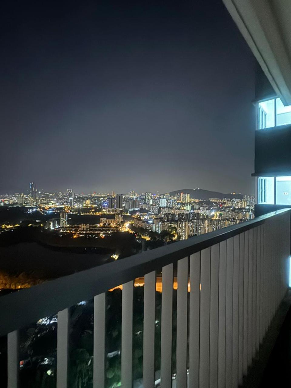Ayazuki Sky Suite KLCC View 2BR Free Parking Netflix Swimming Pool
