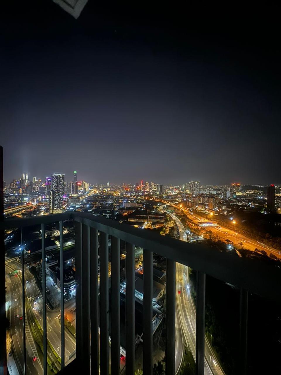 Ayazuki Sky Suite KLCC View 2BR Free Parking Netflix Swimming Pool