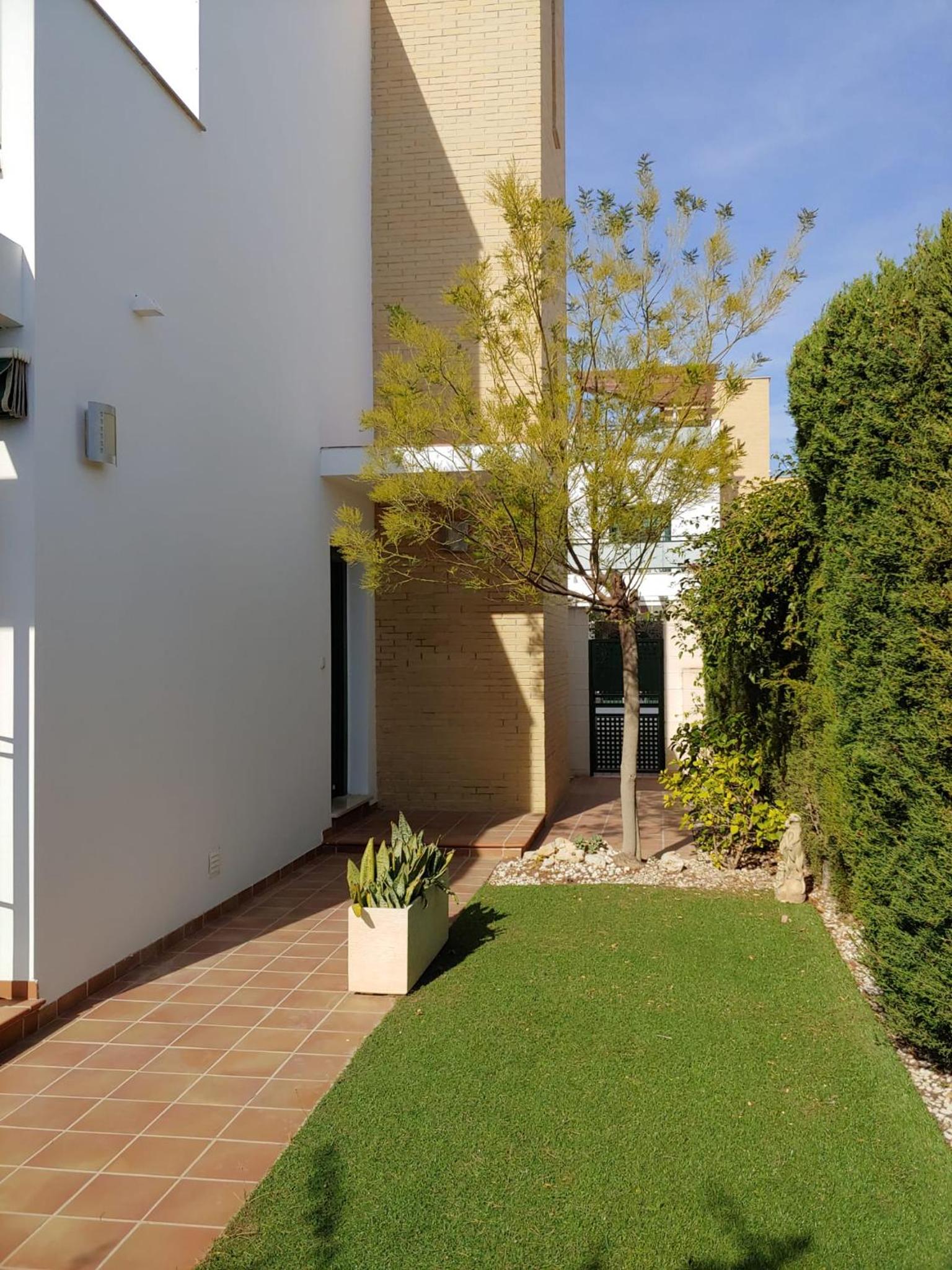 Three-bedroom holiday villa with magnificent pool next to the sea and golf courses view 3