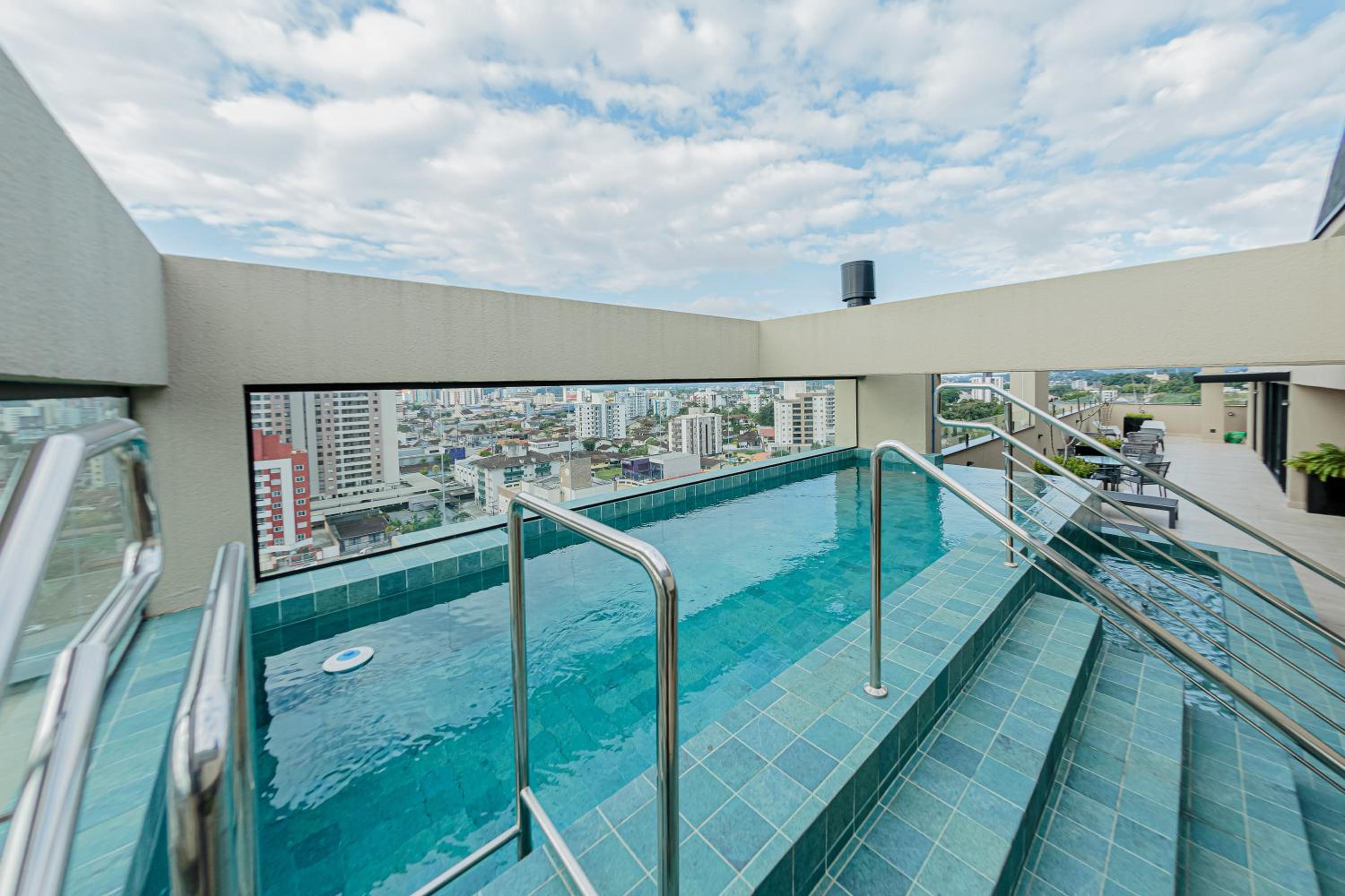 Estilo e conforto no centro de Joinville ZN6511
