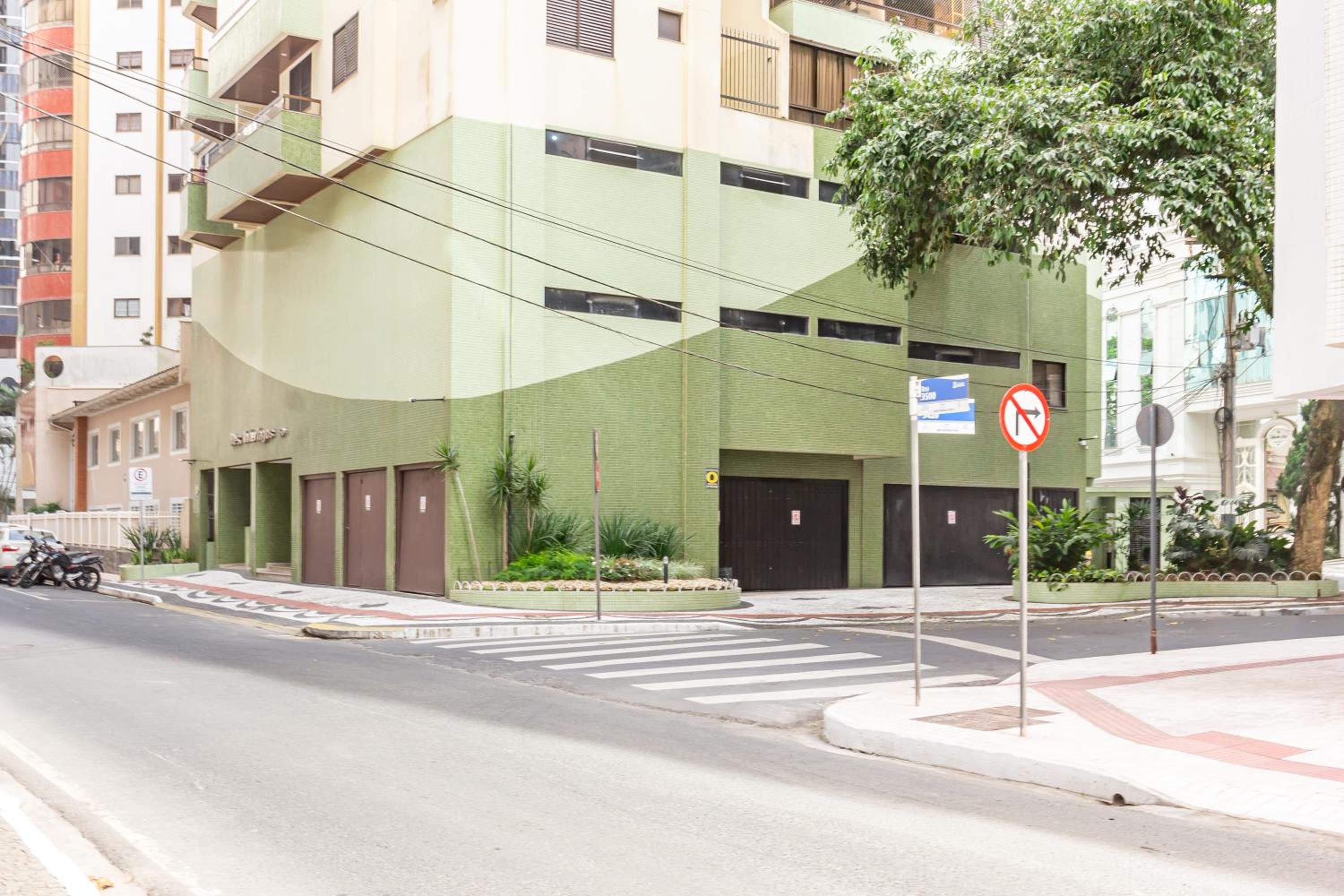 Apto a 50m da Praia em Balneário Camboriú P825