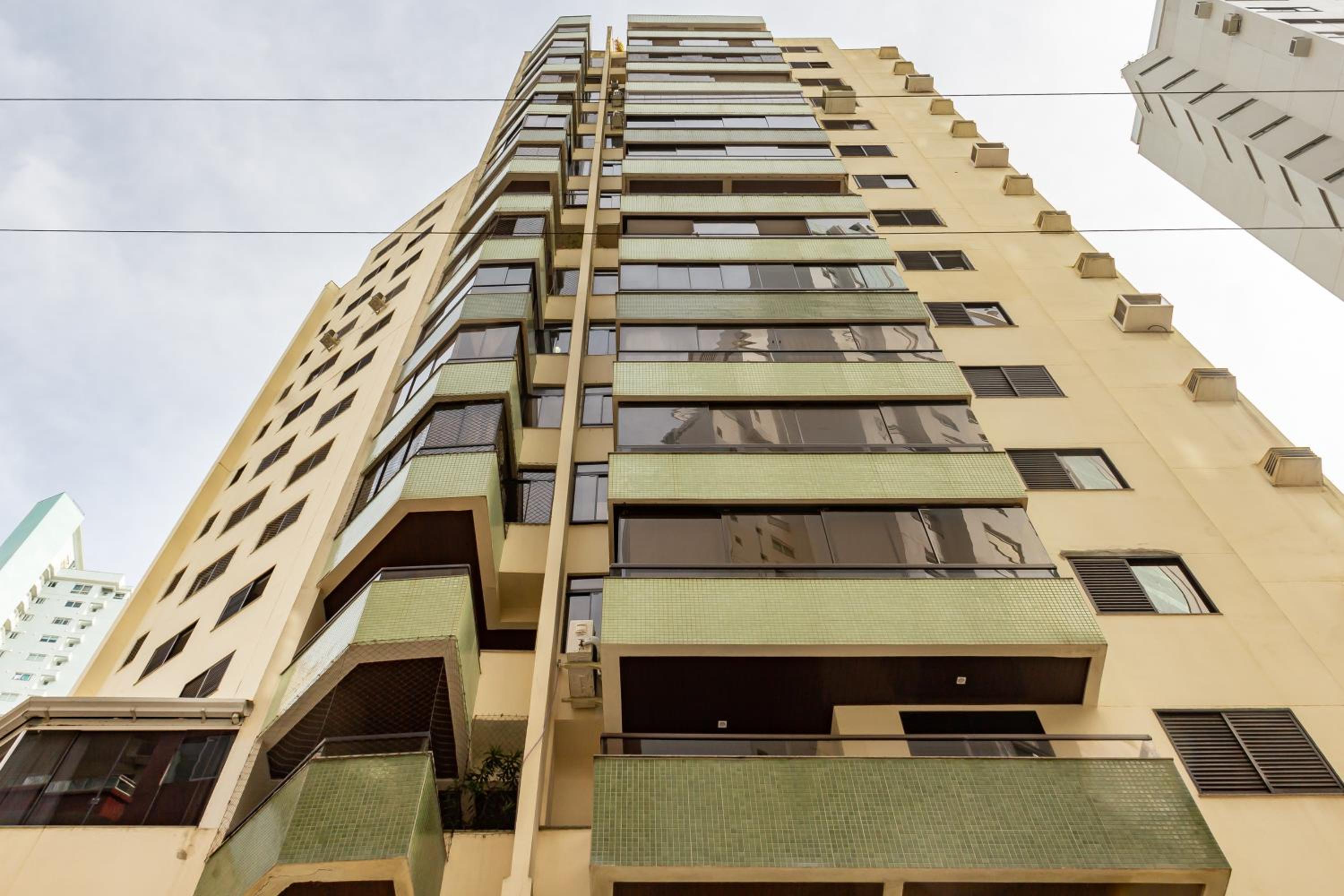 Apto a 50m da Praia em Balneário Camboriú P825