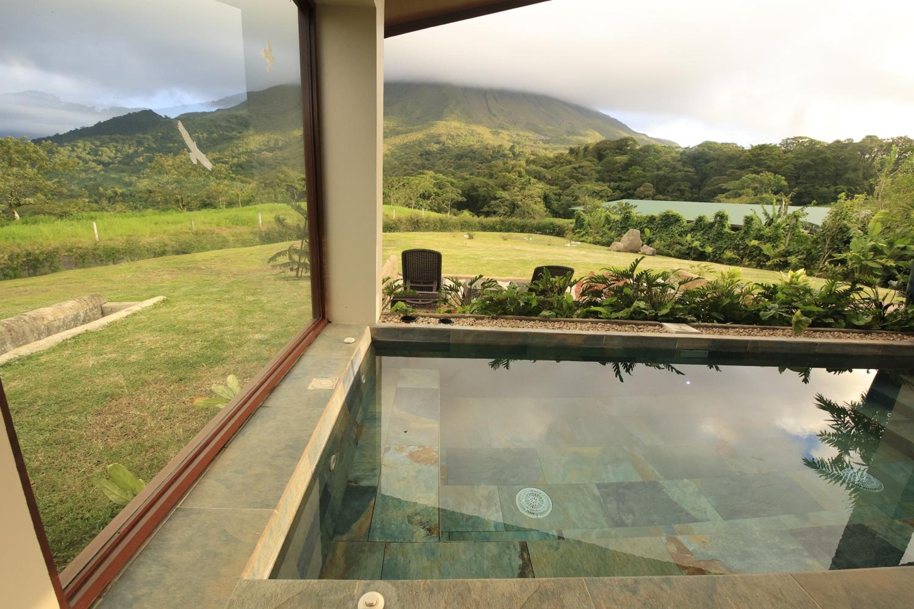 Villas Jawara ! Un Volcán en su Jardín !