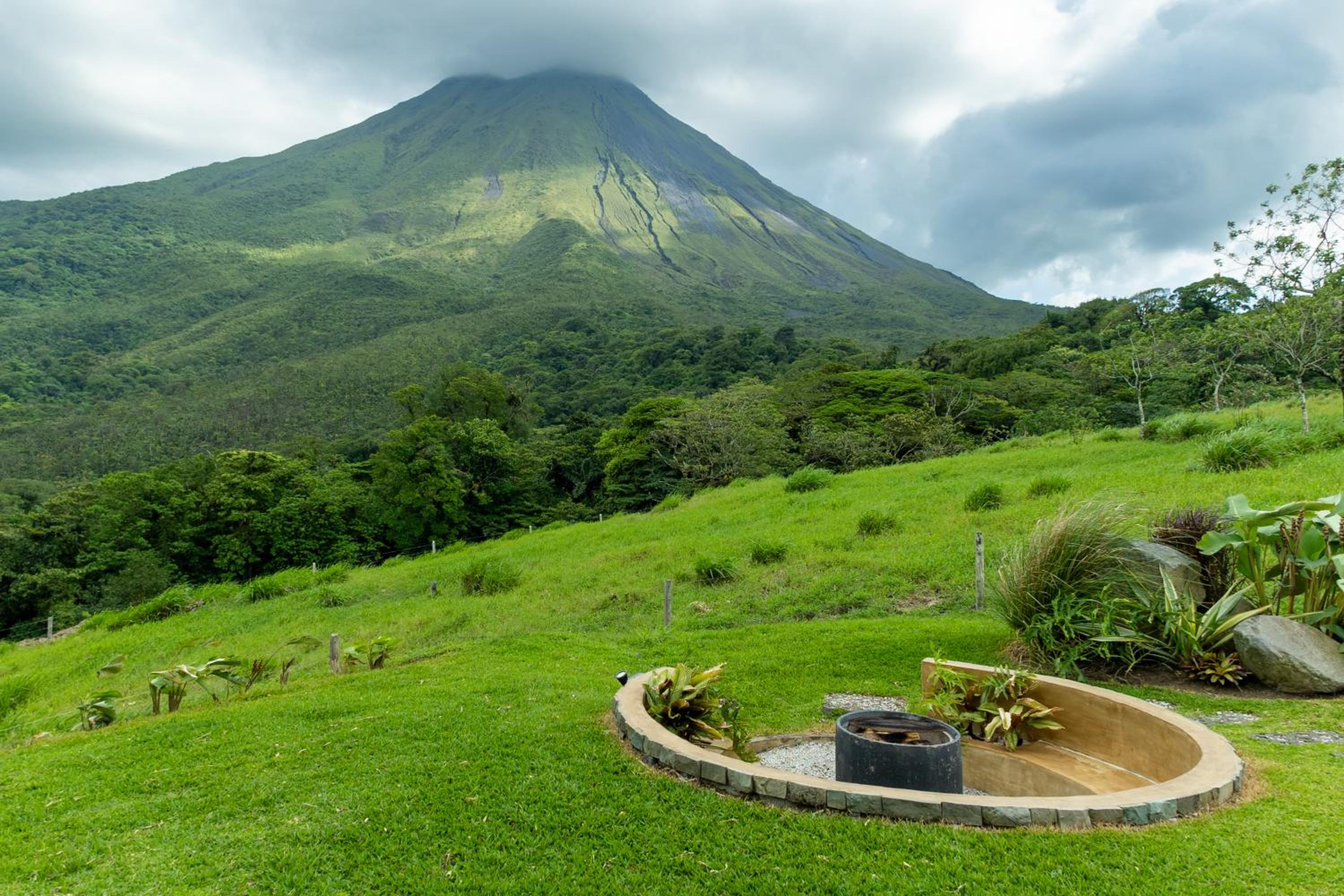 Villas Jawara ! Un Volcán en su Jardín !