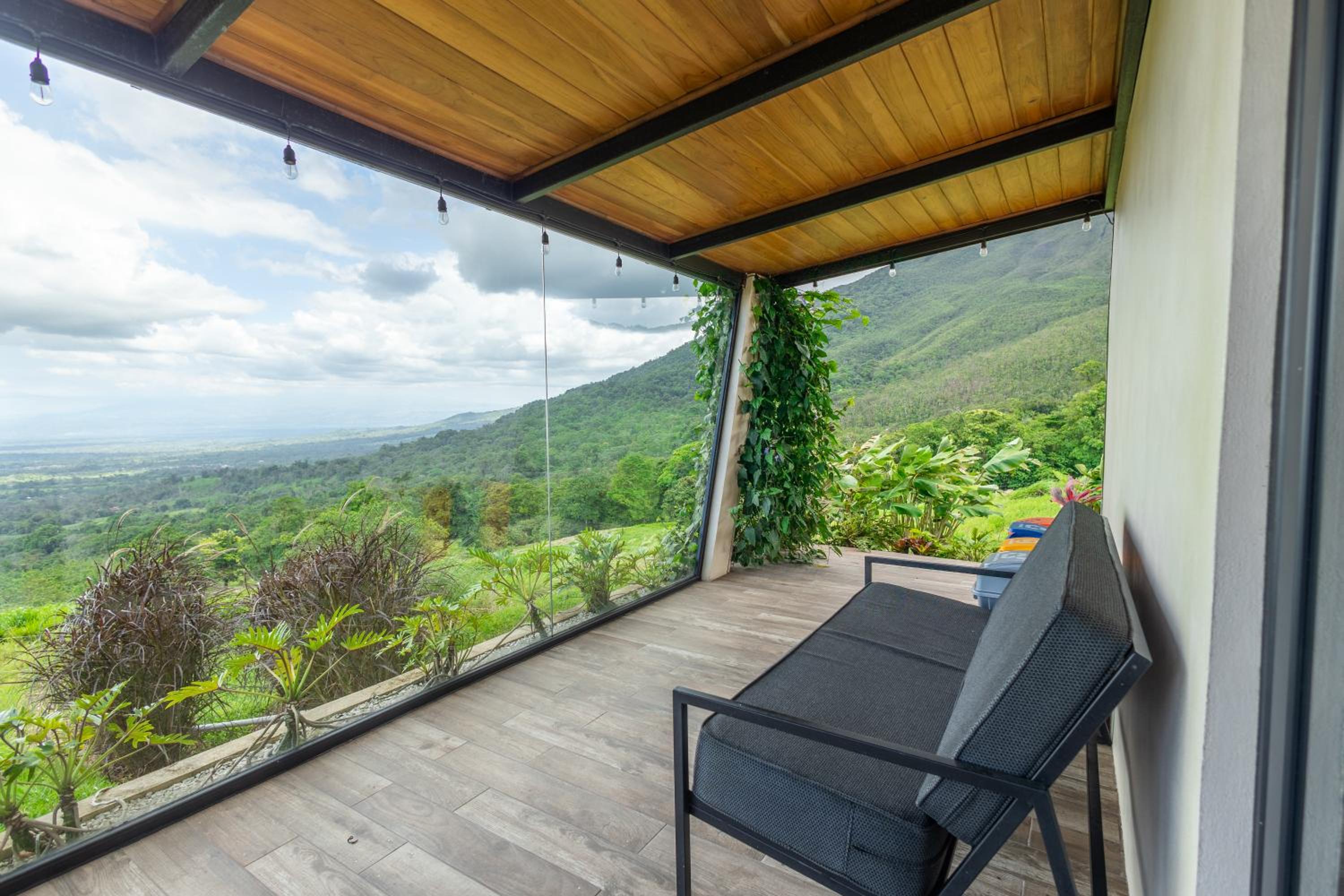 Villas Jawara ! Un Volcán en su Jardín !