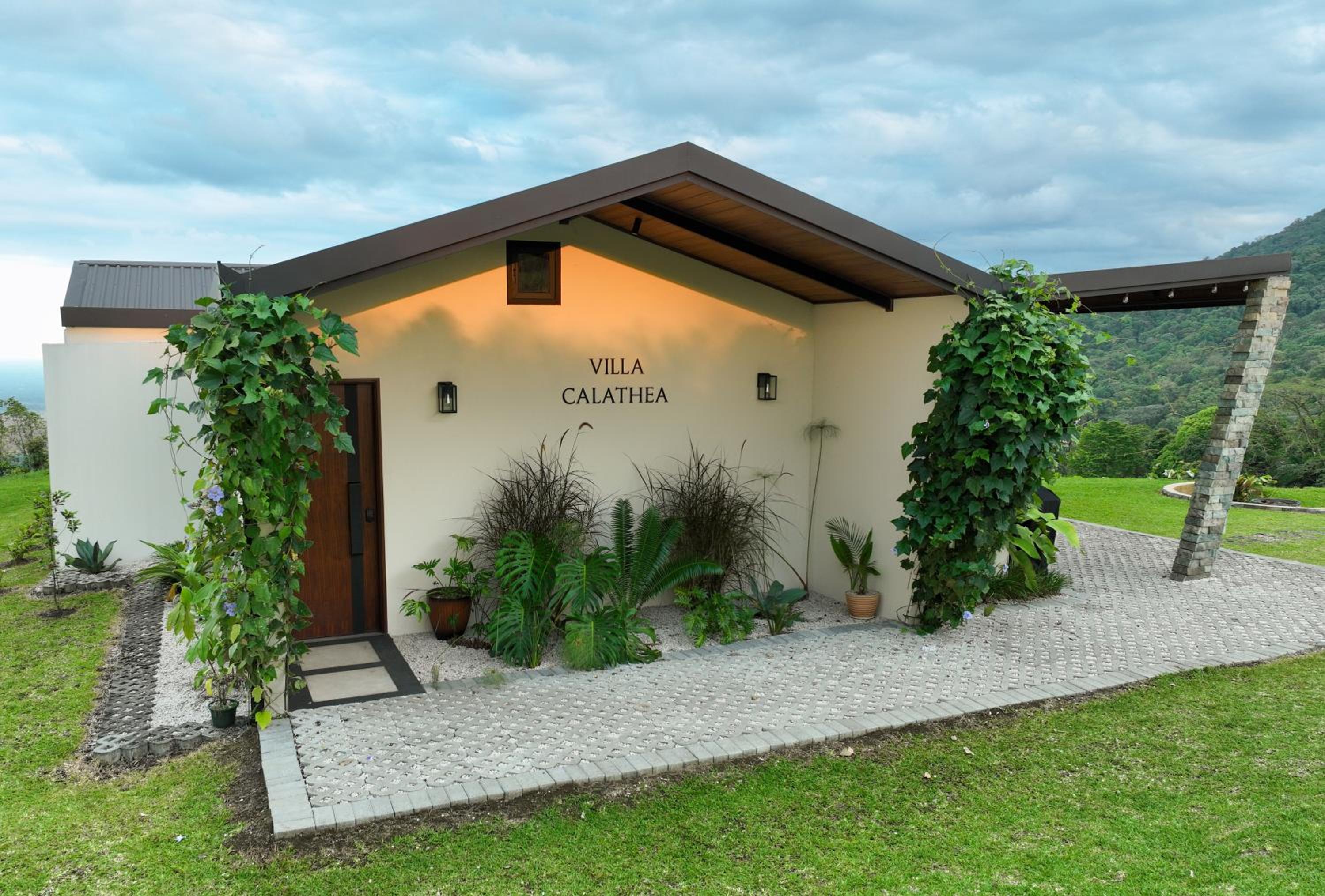 Villas Jawara ! Un Volcán en su Jardín !