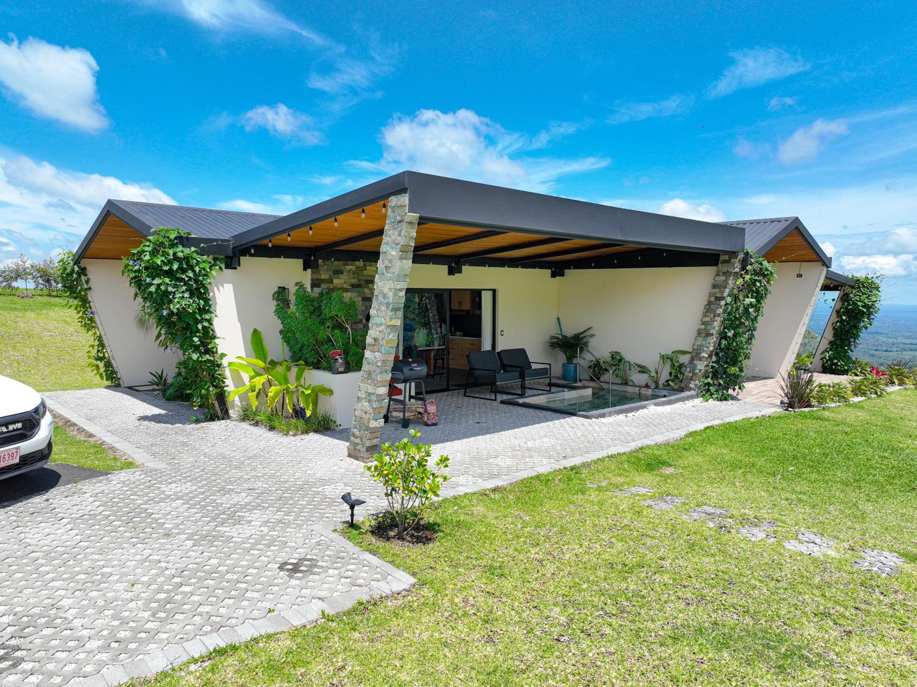 Villas Jawara ! Un Volcán en su Jardín !