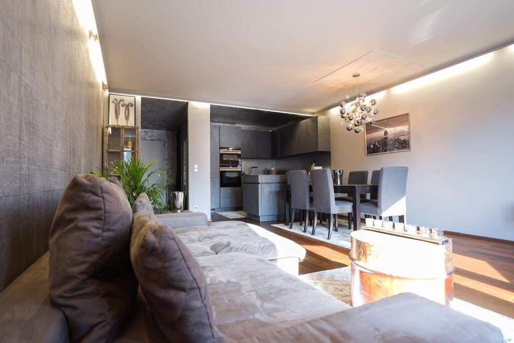 Stunning High-End 2 bedroom condo near City Center