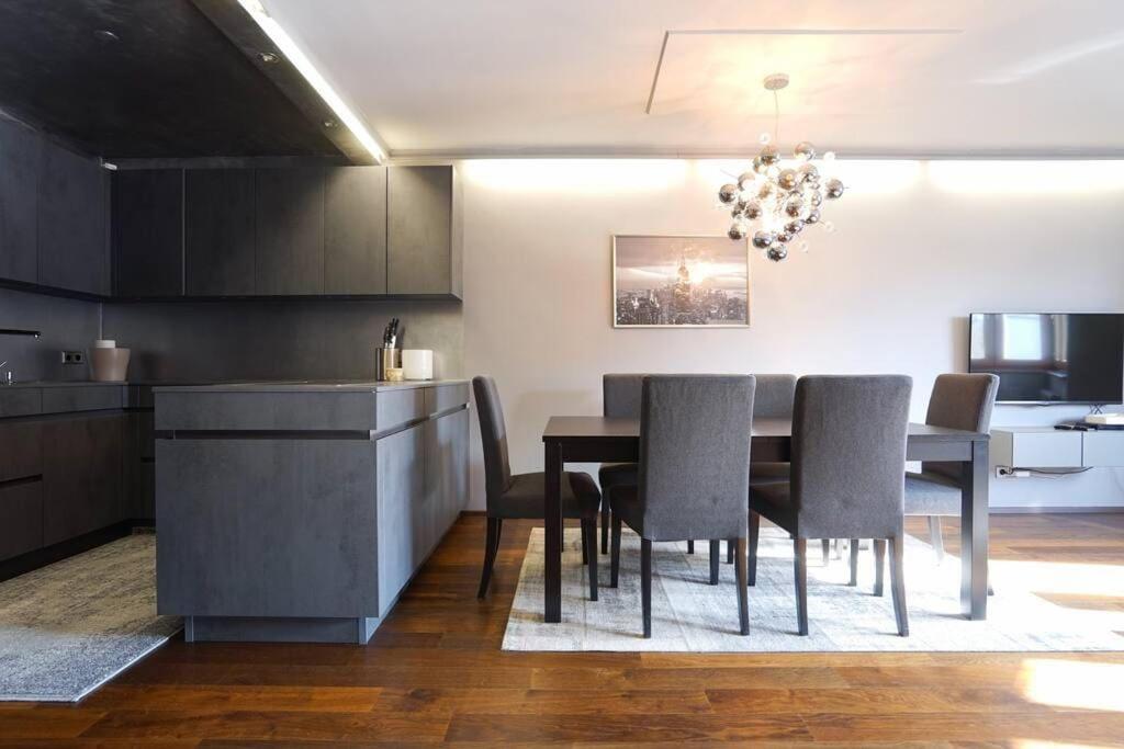 Stunning High-End 2 bedroom condo near City Center