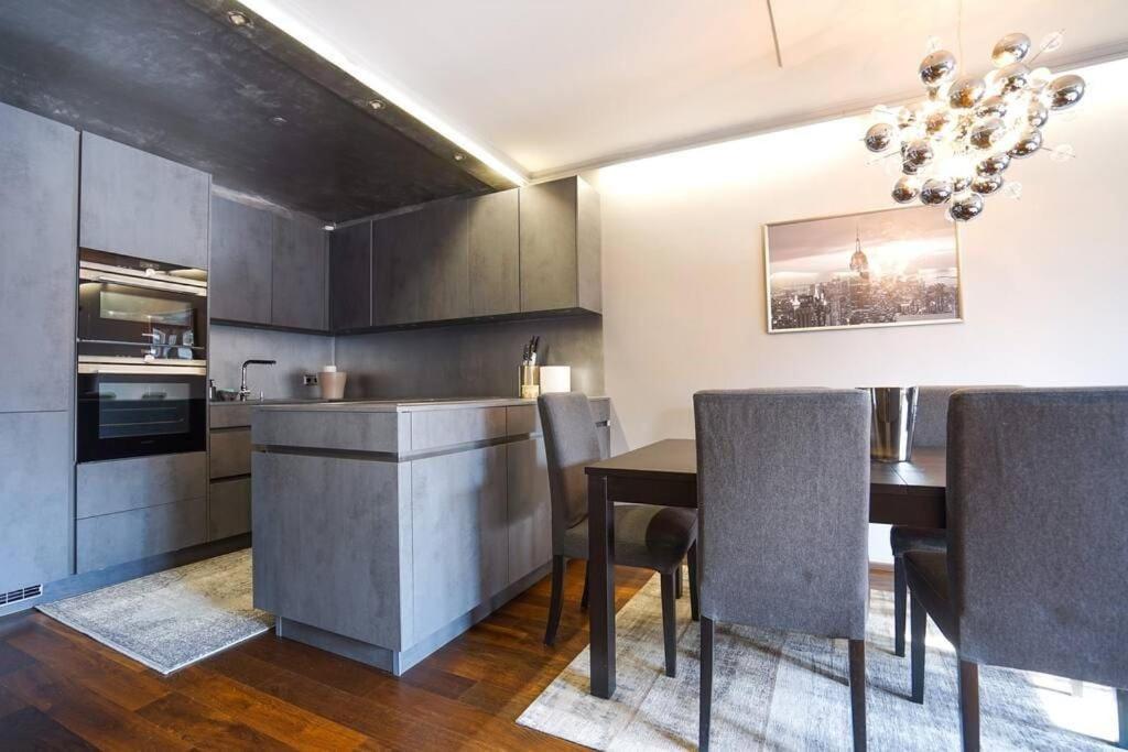 Stunning High-End 2 bedroom condo near City Center