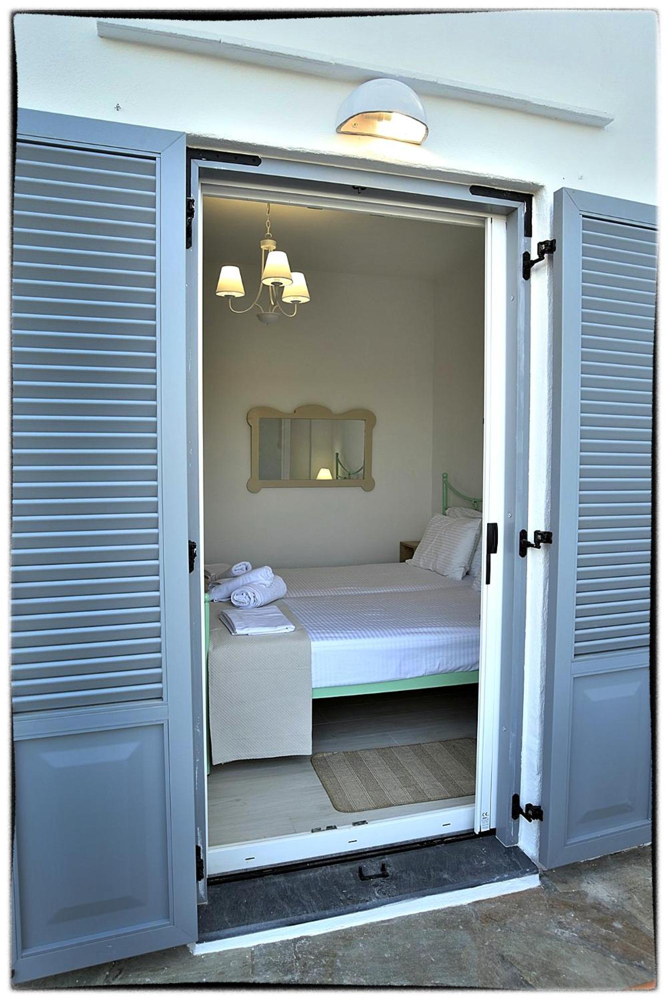 Theasis Sifnos Apartments