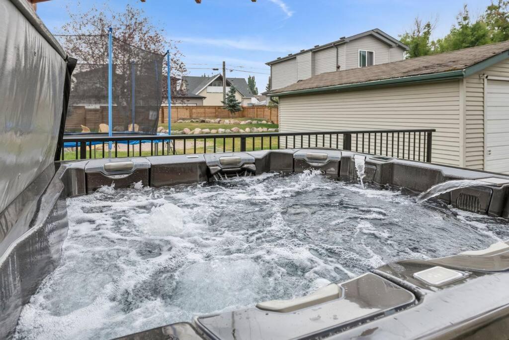 Lux Home by WEM with Hot Tub