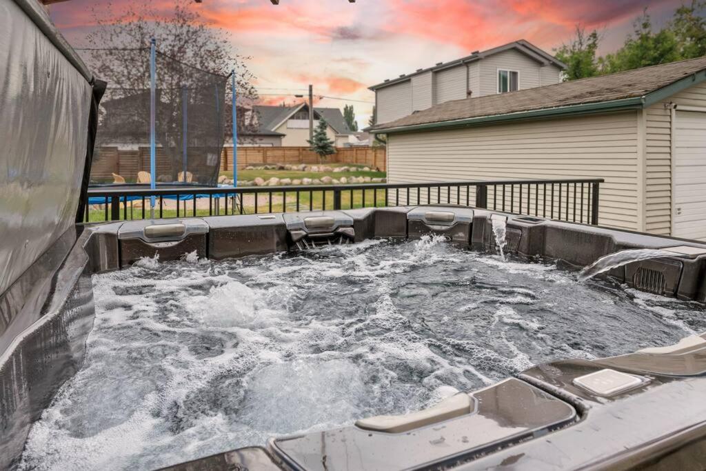 Lux Home by WEM with Hot Tub