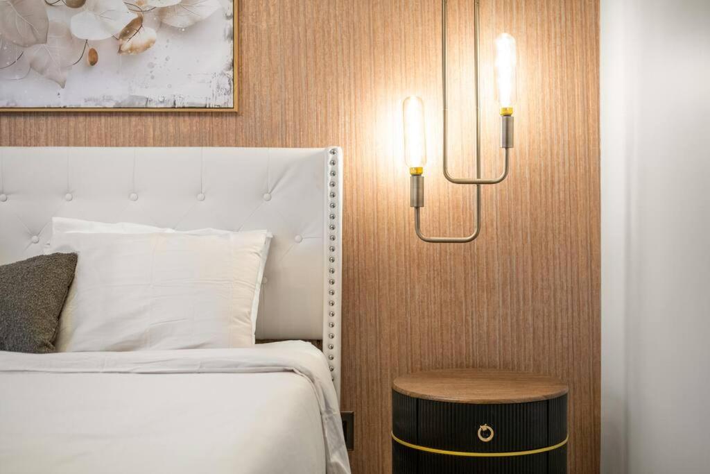 Lux Home by WEM with Hot Tub