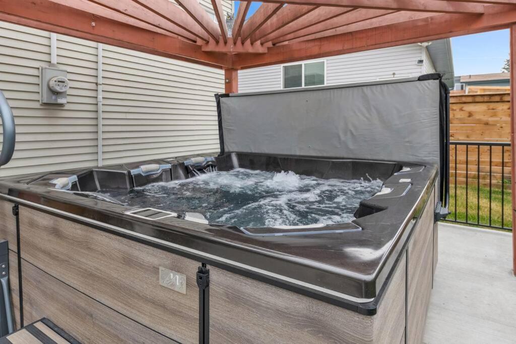 Lux Home by WEM with Hot Tub