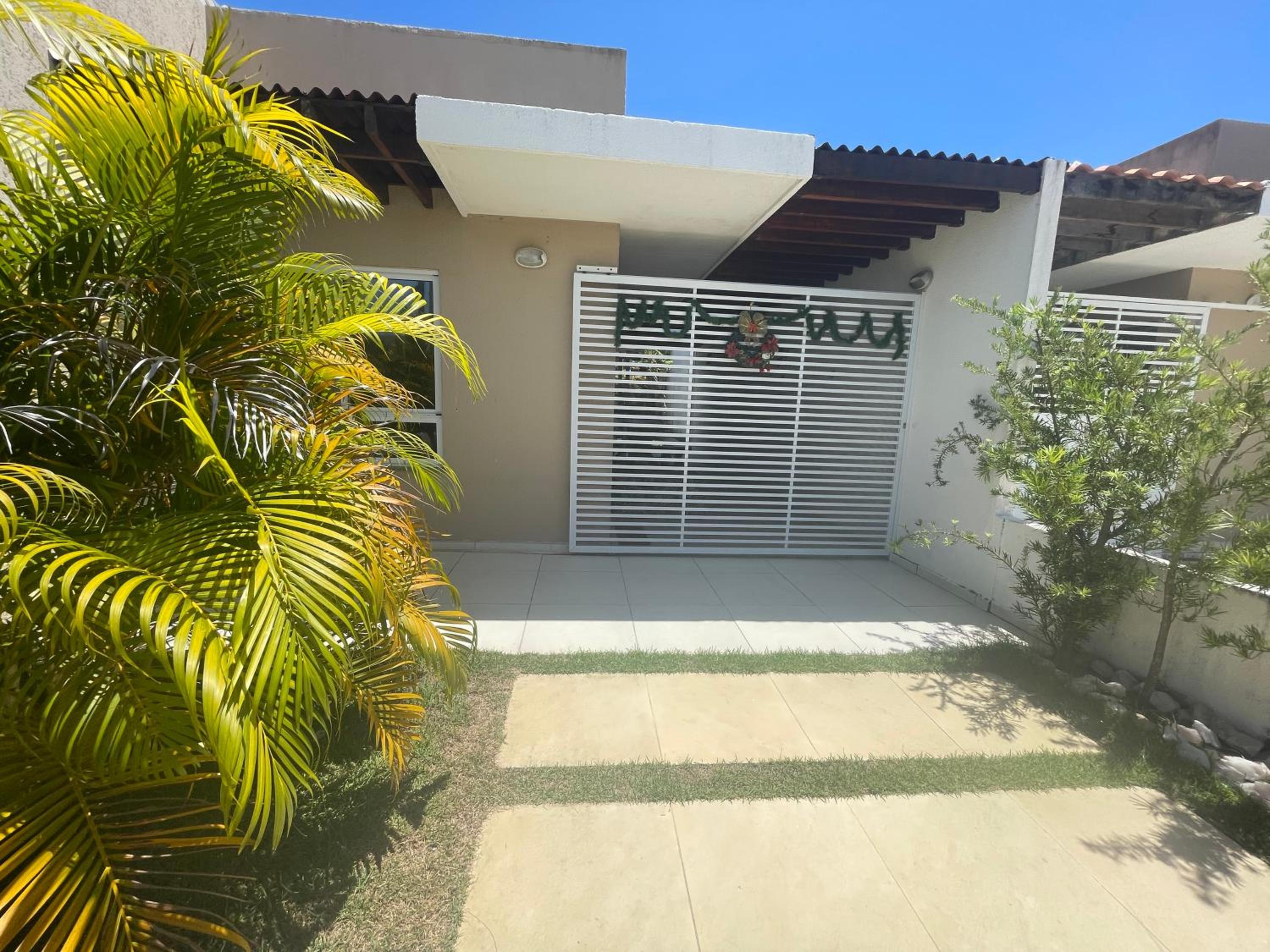 Linda Casa com Piscina em Condomínio Fechado na Praia do Francês