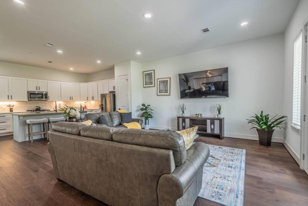 New Paradise close to downtown Houston view 2