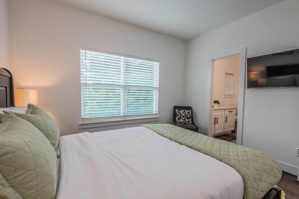 New Paradise close to downtown Houston view 3