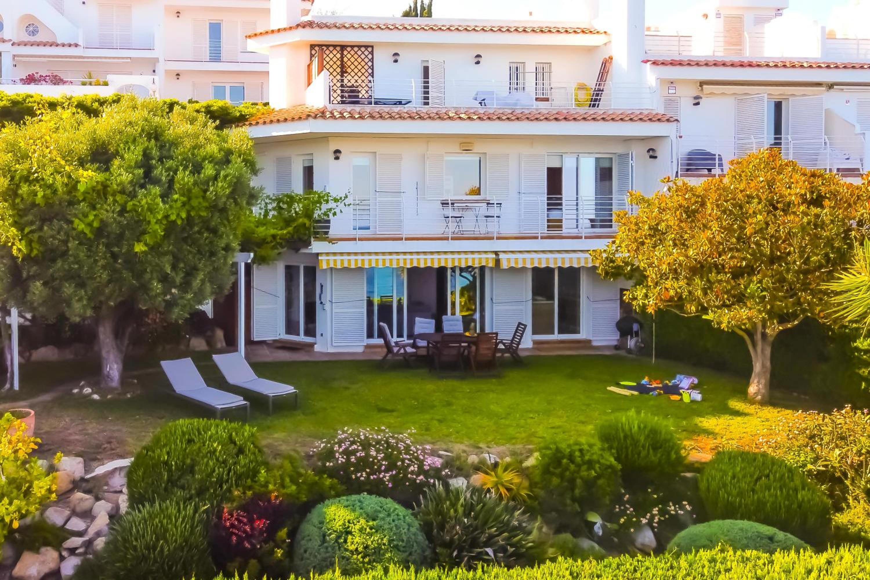 Fantástica casa frente al mar con jardín privado