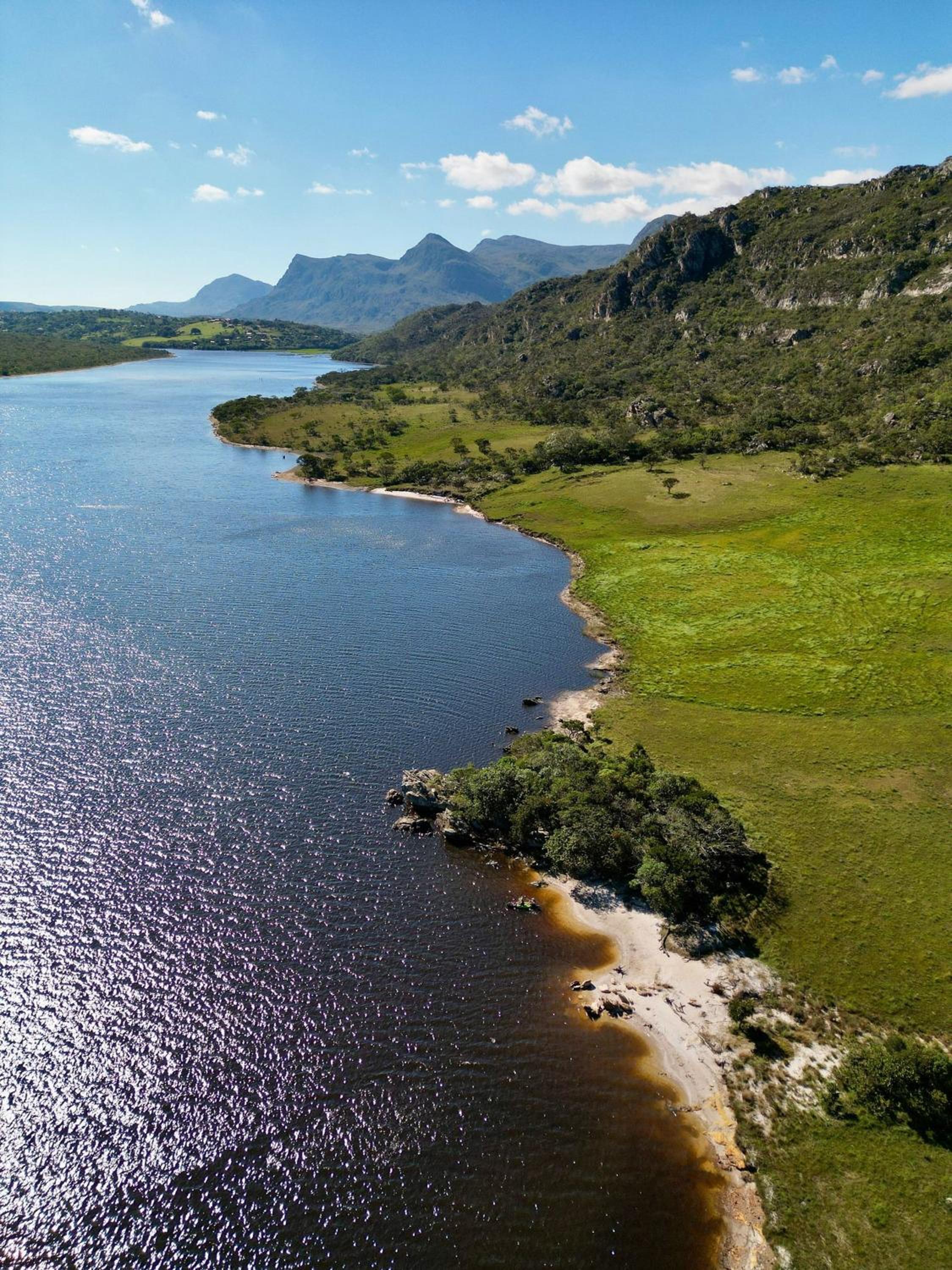 Refúgio na Lapinha com dois chalés, ideais para casal, família ou pequeno grupo de amigos, com acesso privativo à lagoa, caiaques e quadra de beach tennis