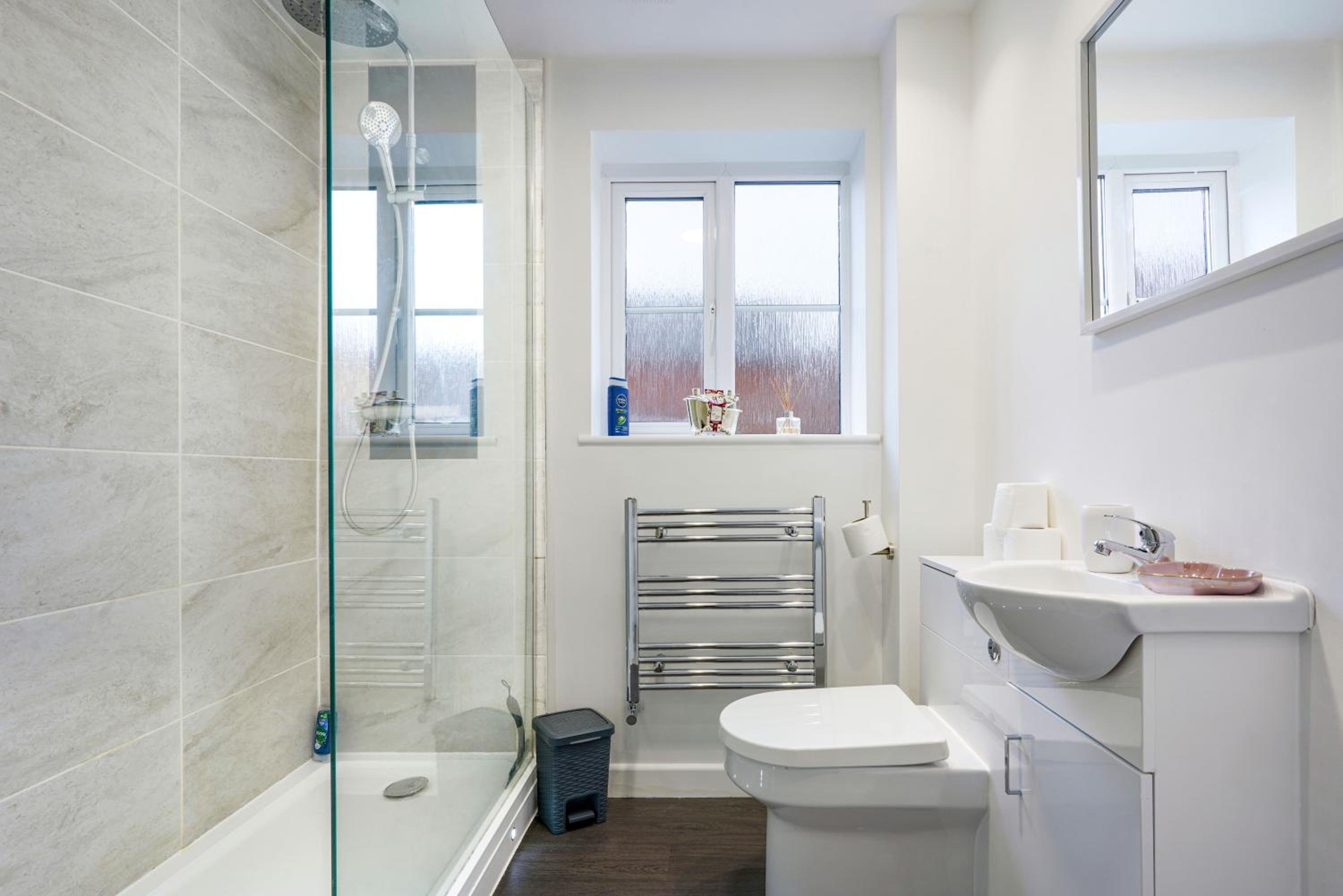Stylish Apartment - Close to the City Centre - Free Parking, Fast Wi-Fi and Smart TV with Netflix by Yoko Property