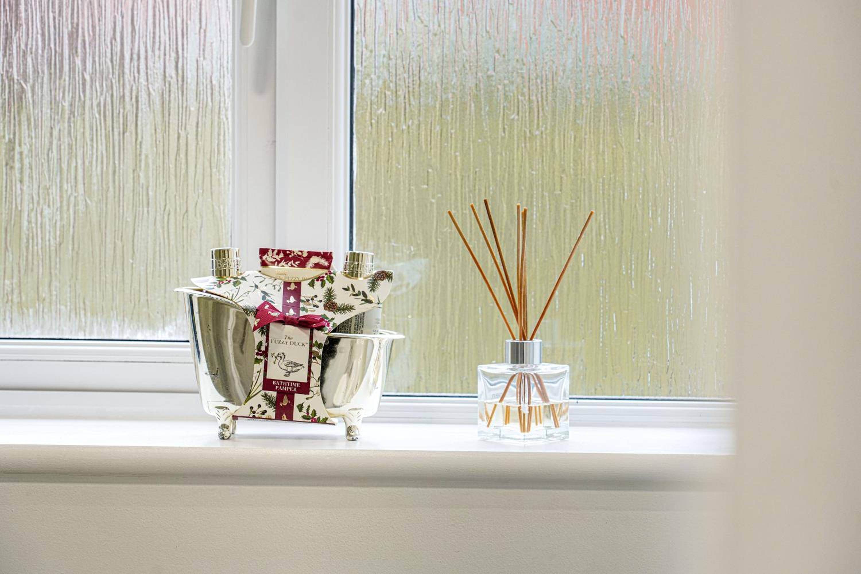 Stylish Apartment - Close to the City Centre - Free Parking, Fast Wi-Fi and Smart TV with Netflix by Yoko Property