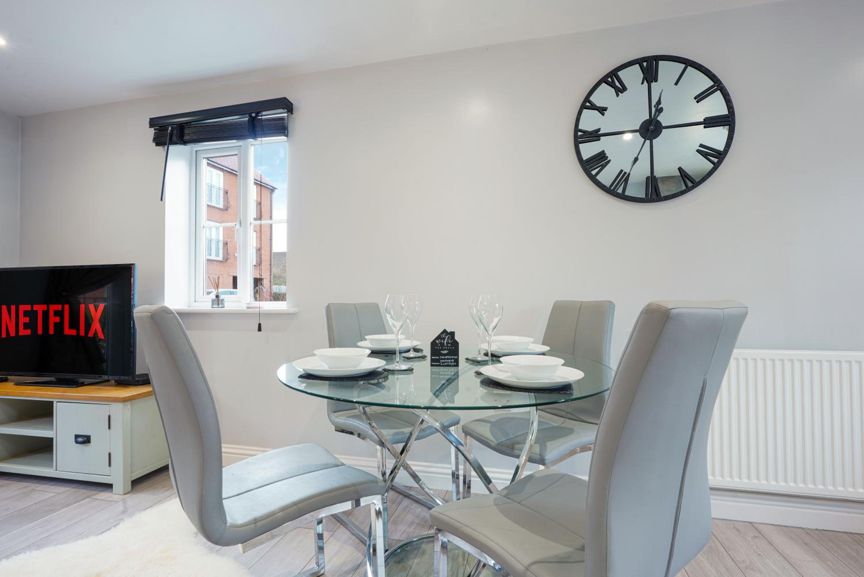 Stylish Apartment - Close to the City Centre - Free Parking, Fast Wi-Fi and Smart TV with Netflix by Yoko Property