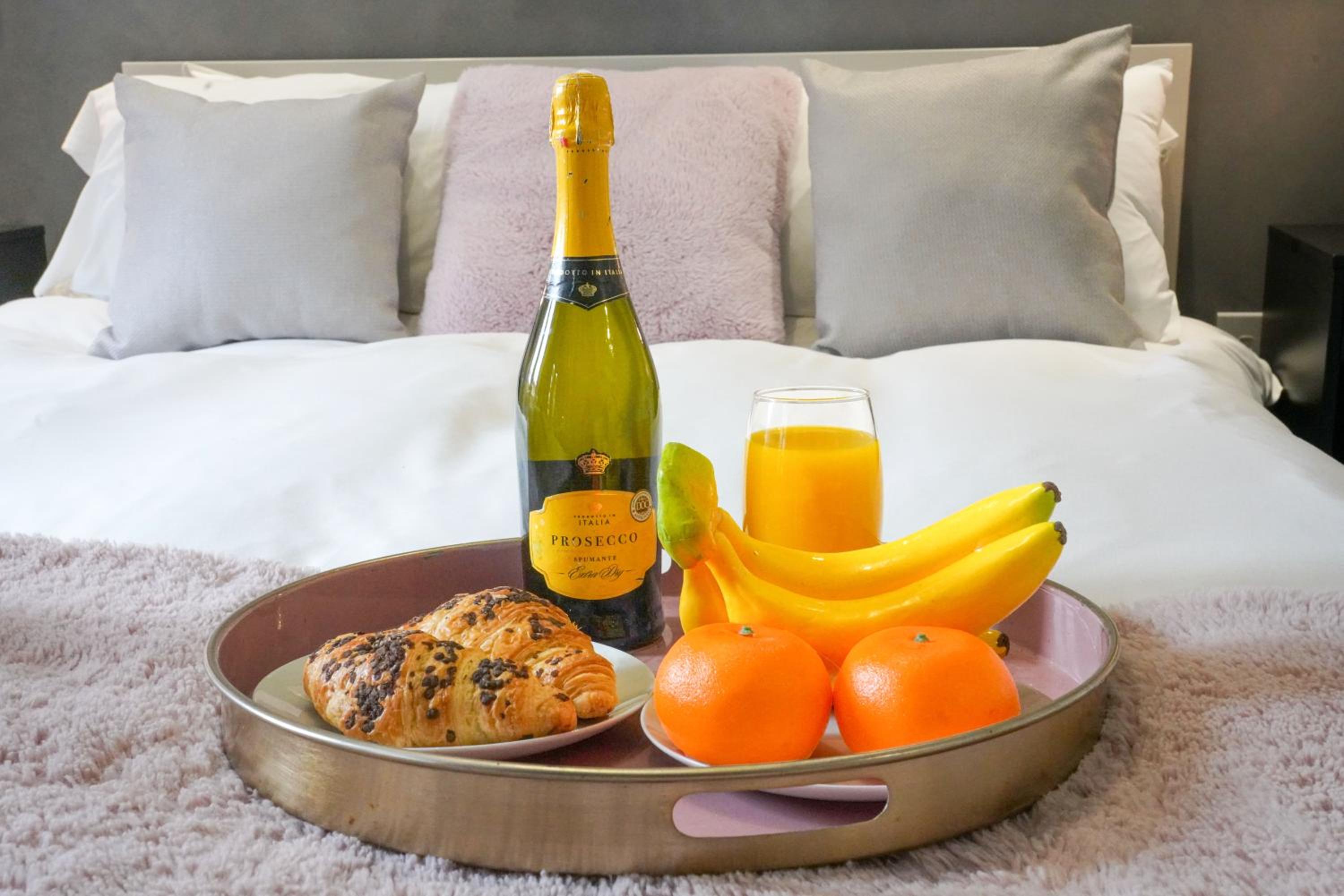 Stylish Apartment - Close to the City Centre - Free Parking, Fast Wi-Fi and Smart TV with Netflix by Yoko Property