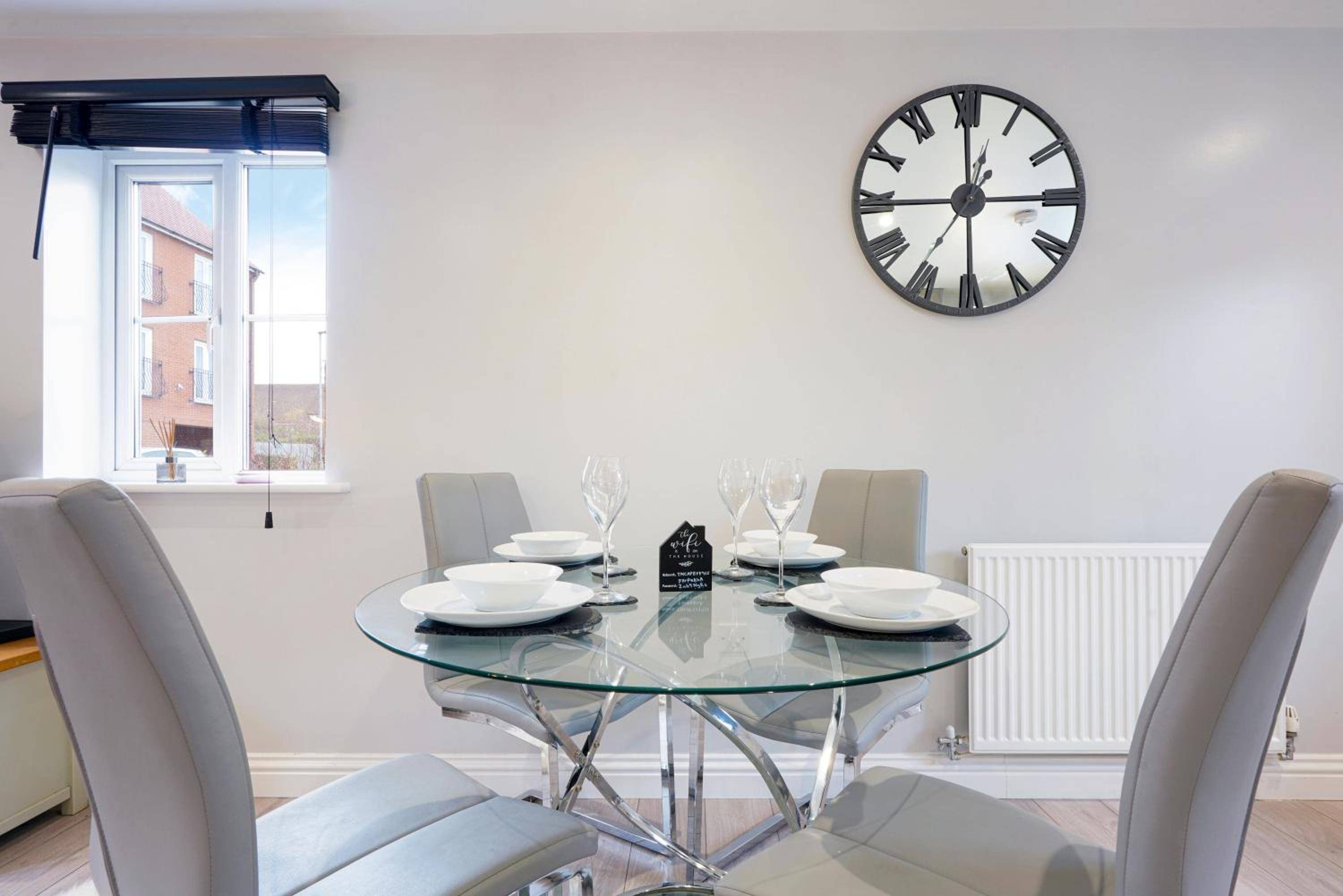 Stylish Apartment - Close to the City Centre - Free Parking, Fast Wi-Fi and Smart TV with Netflix by Yoko Property