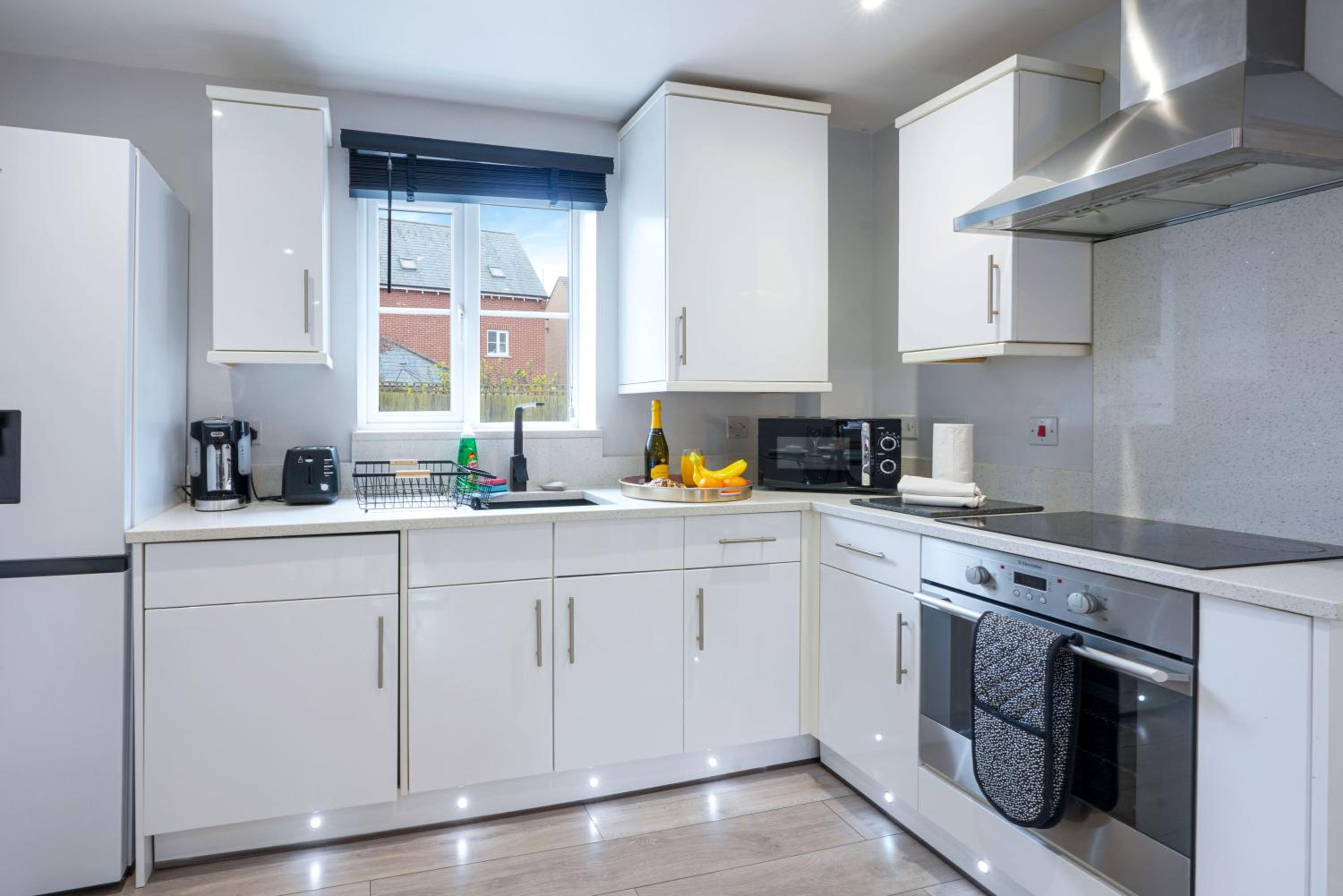 Stylish Apartment - Close to the City Centre - Free Parking, Fast Wi-Fi and Smart TV with Netflix by Yoko Property