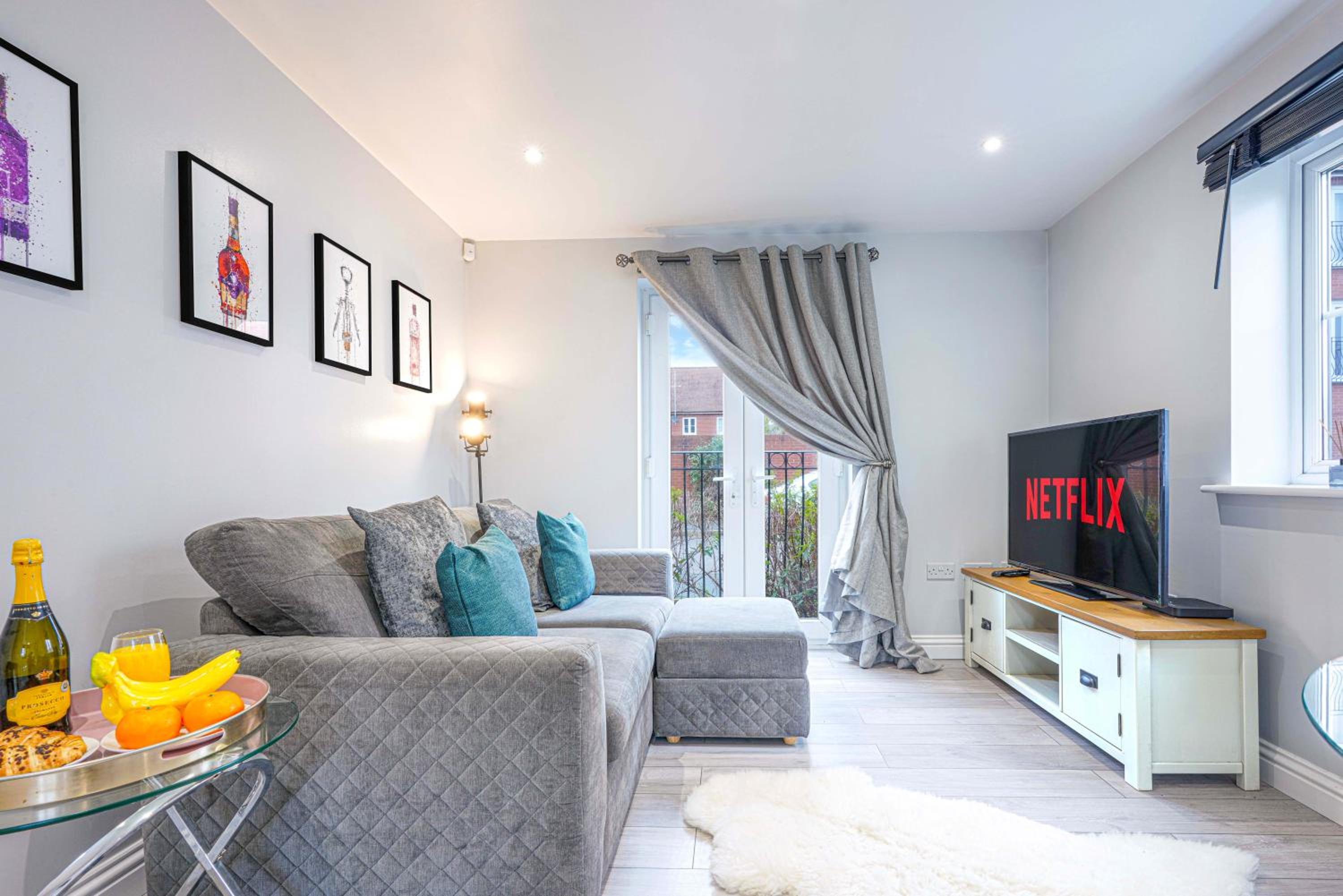 Stylish Apartment - Close to the City Centre - Free Parking, Fast Wi-Fi and Smart TV with Netflix by Yoko Property