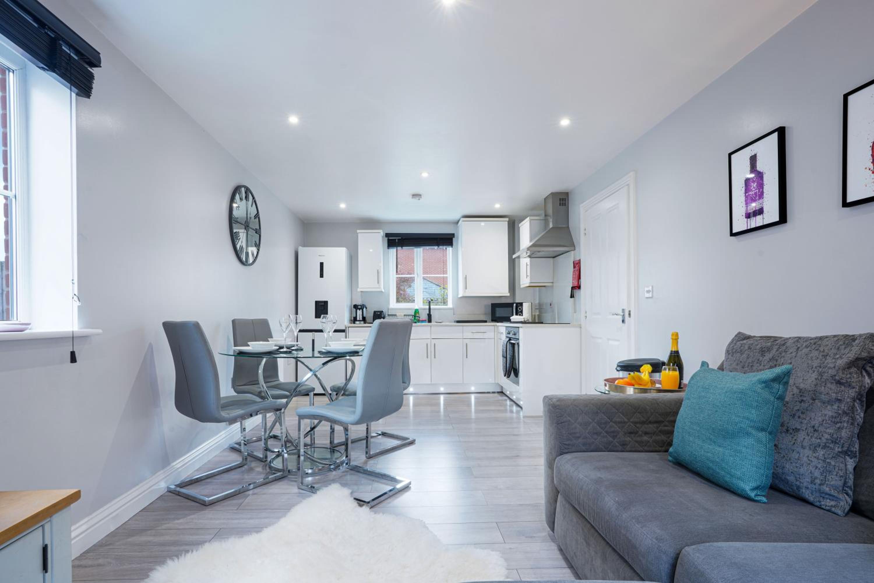 Stylish Apartment - Close to the City Centre - Free Parking, Fast Wi-Fi and Smart TV with Netflix by Yoko Property