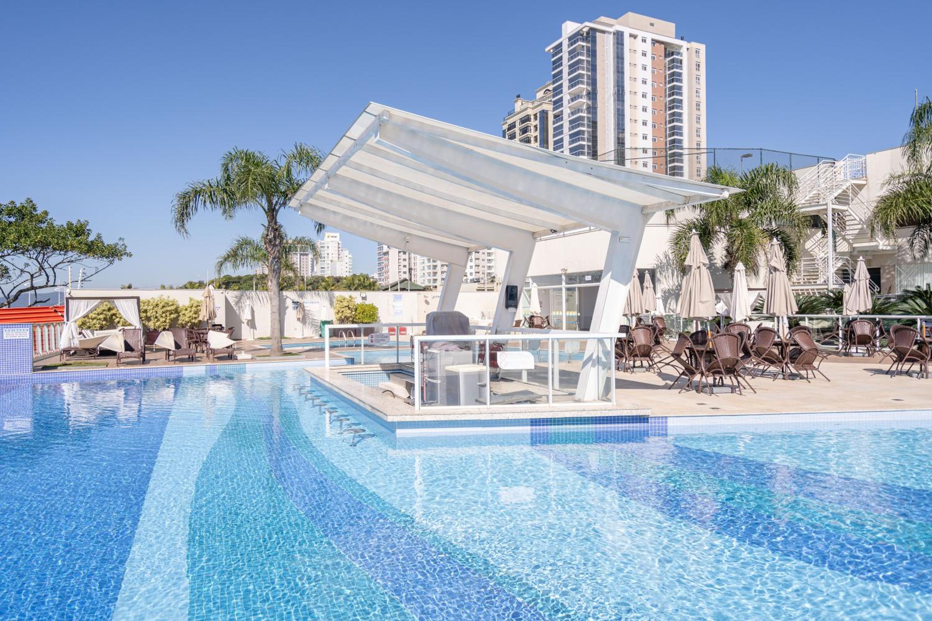 Apto Vista Mar Home Club Pé na Areia 3 Quartos Ares Condicionados Cozinha Completa Piscina Aquecida Jacuzzi Sauna Academia Quadra Playground Salão de Jogos