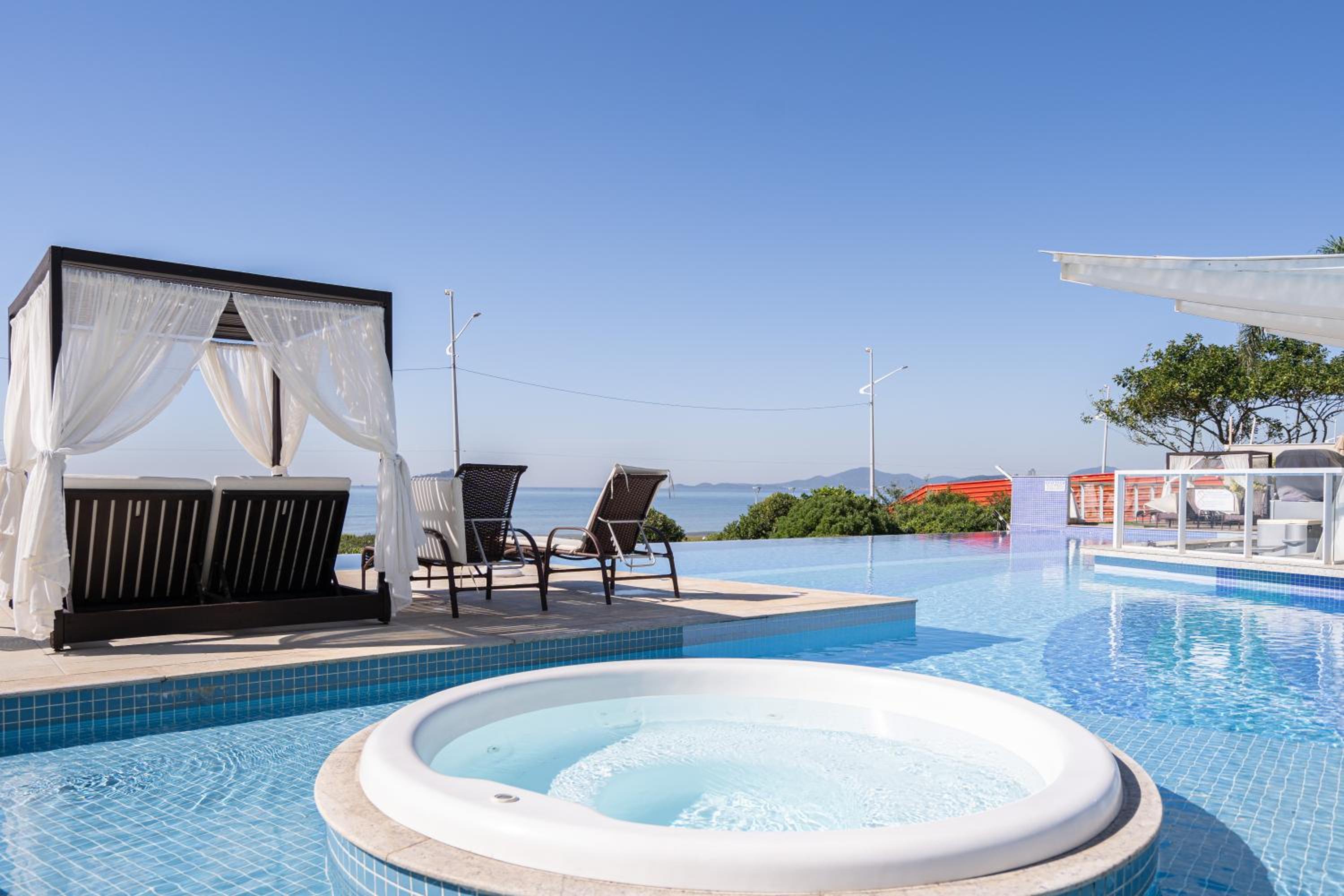 Apto Vista Mar Home Club Pé na Areia 3 Quartos Ares Condicionados Cozinha Completa Piscina Aquecida Jacuzzi Sauna Academia Quadra Playground Salão de Jogos