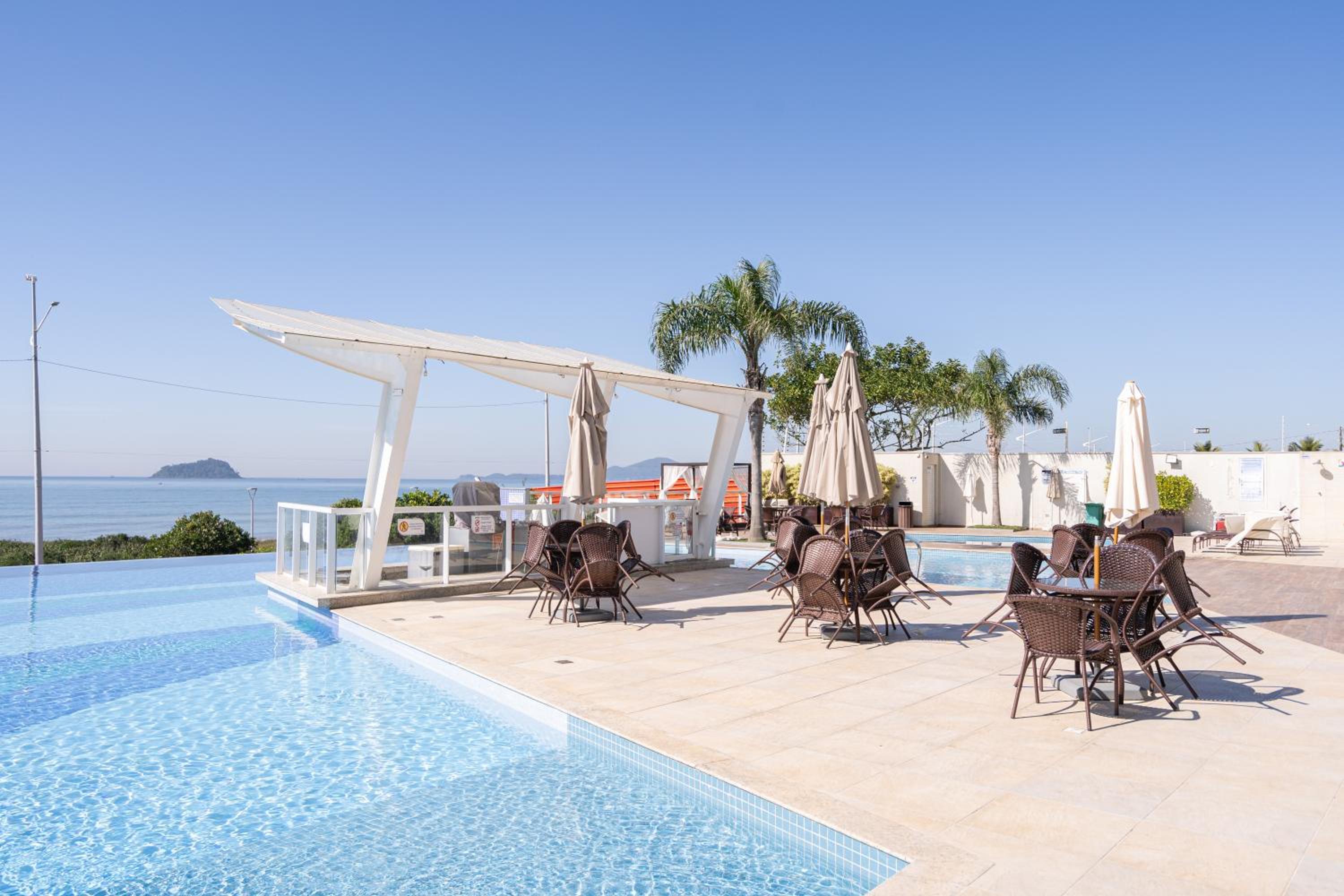 Apto Vista Mar Home Club Pé na Areia 3 Quartos Ares Condicionados Cozinha Completa Piscina Aquecida Jacuzzi Sauna Academia Quadra Playground Salão de Jogos