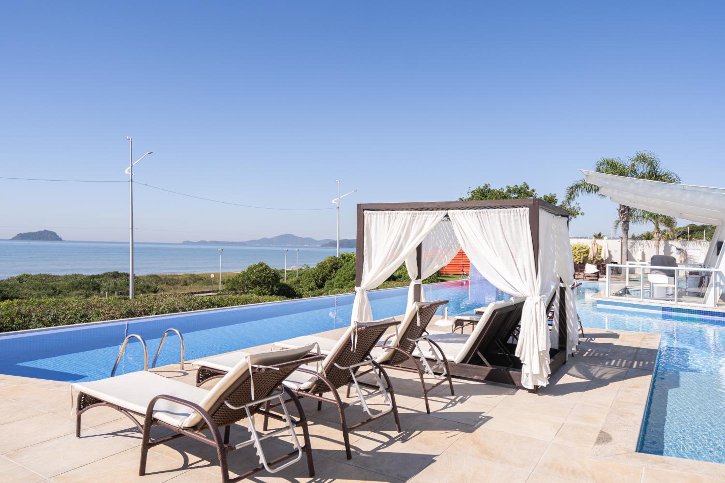 Apto Vista Mar Home Club Pé na Areia 3 Quartos Ares Condicionados Cozinha Completa Piscina Aquecida Jacuzzi Sauna Academia Quadra Playground Salão de Jogos
