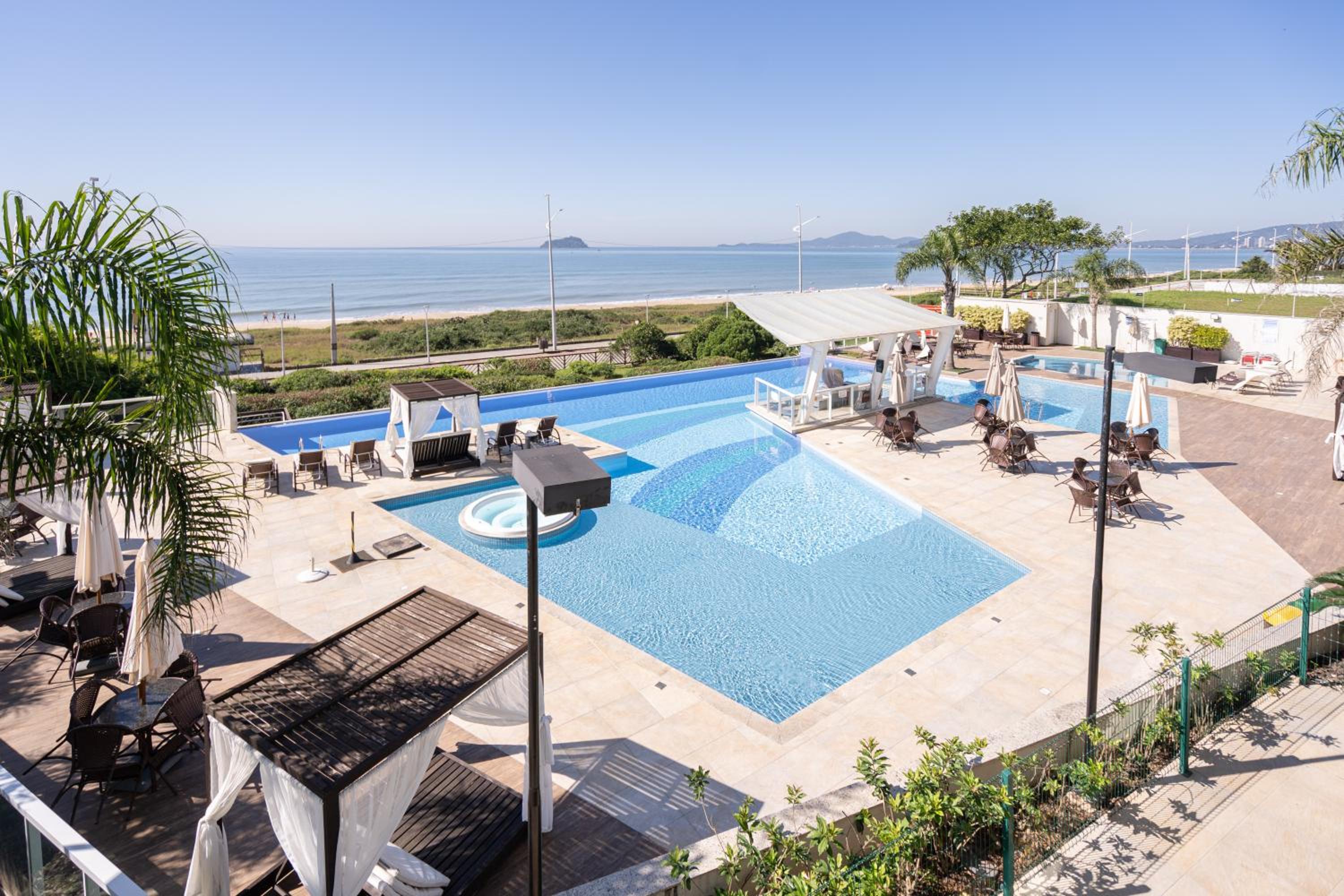 Apto Vista Mar Home Club Pé na Areia 3 Quartos Ares Condicionados Cozinha Completa Piscina Aquecida Jacuzzi Sauna Academia Quadra Playground Salão de Jogos