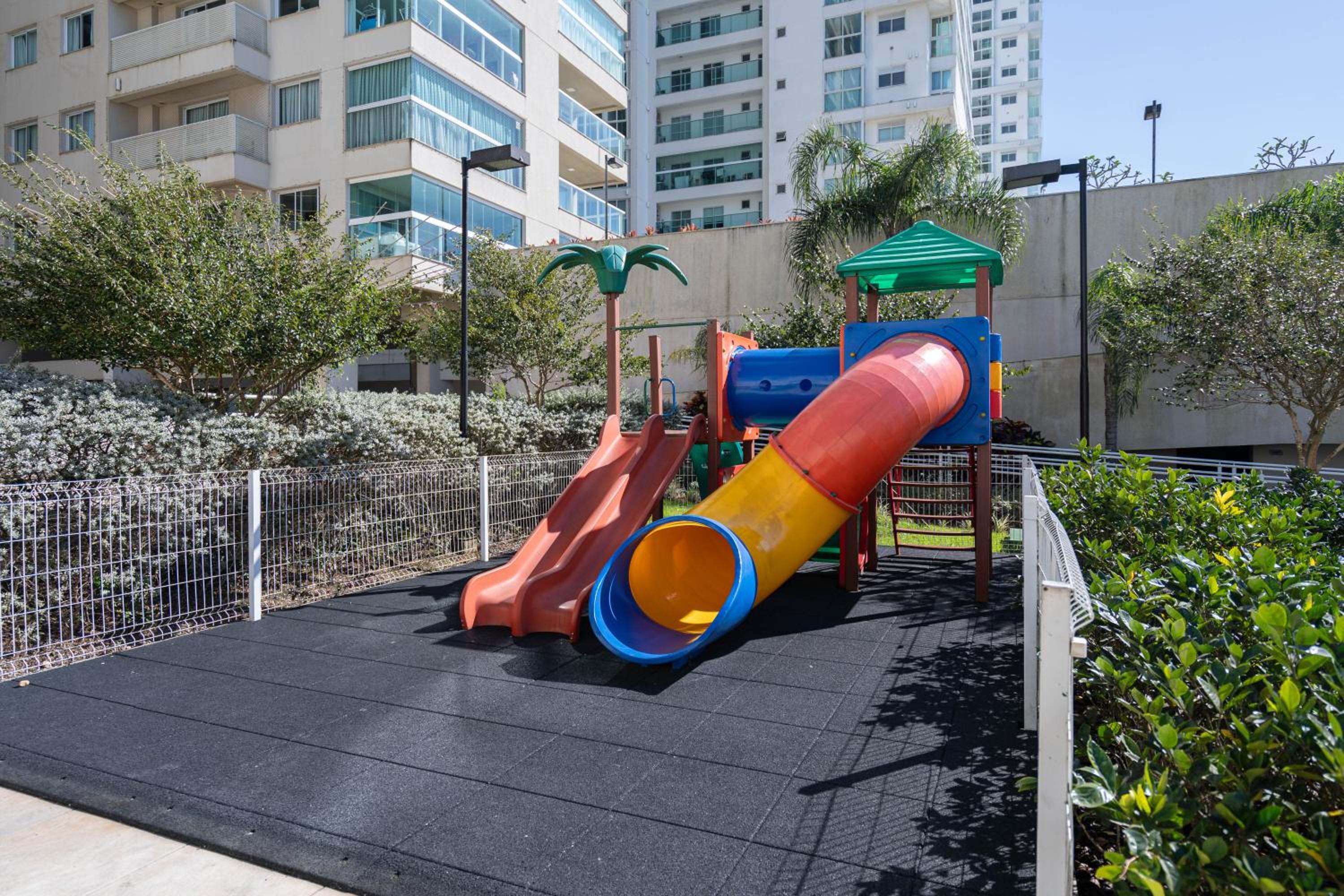 Apto Vista Mar Home Club Pé na Areia 3 Quartos Ares Condicionados Cozinha Completa Piscina Aquecida Jacuzzi Sauna Academia Quadra Playground Salão de Jogos