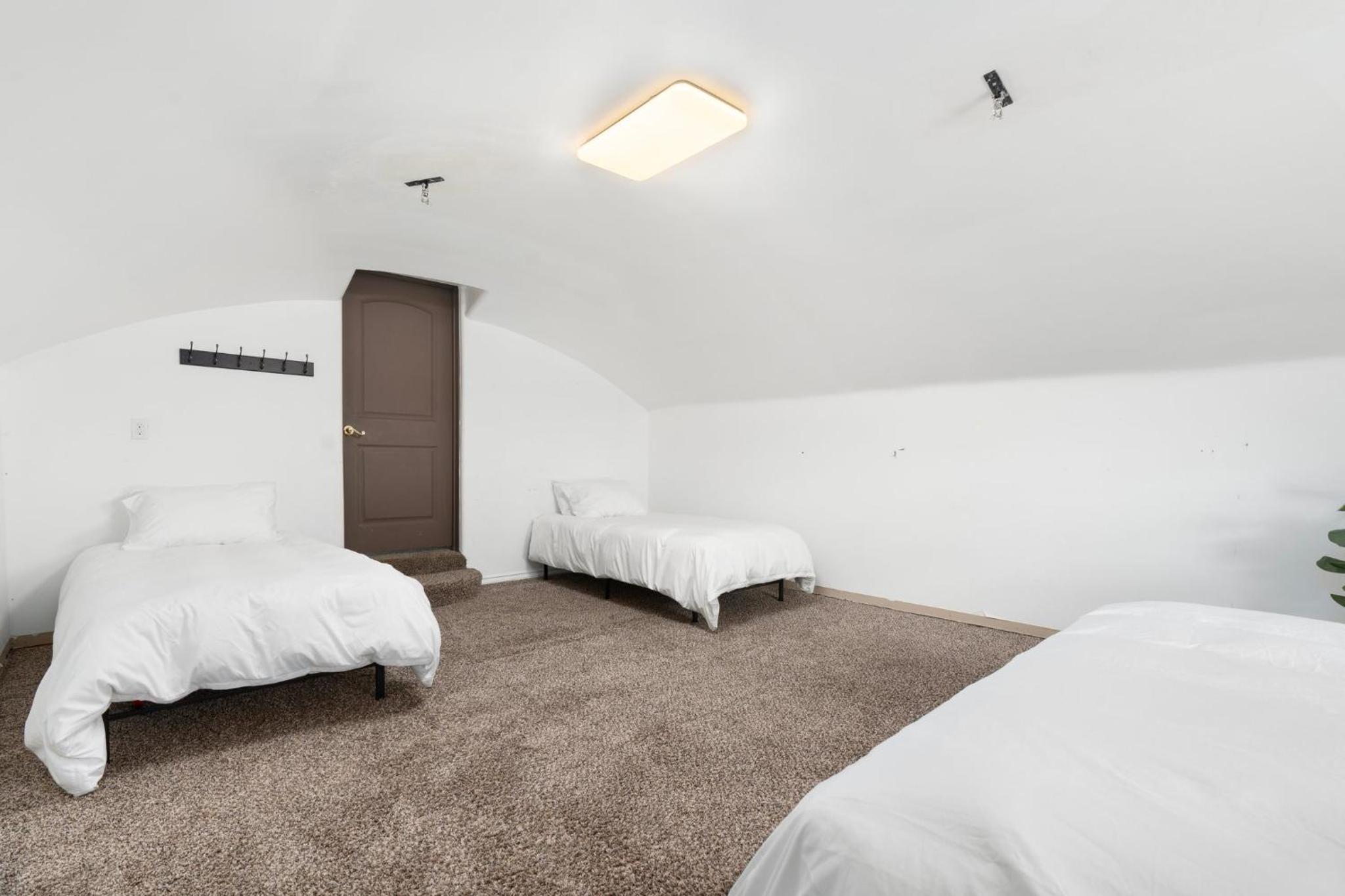 Spanish Castle - Huge Yard+Basketball+Sleeps 25! view 3