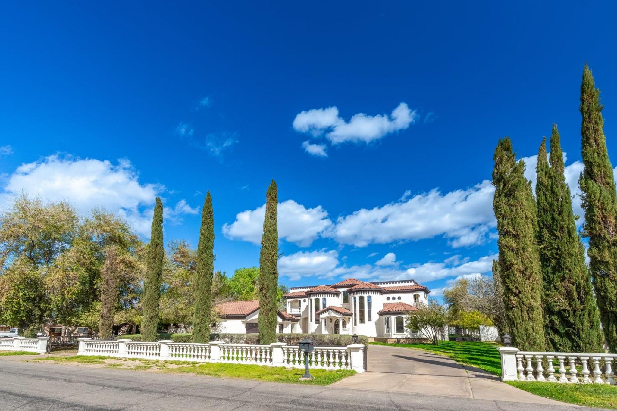 Spanish Castle - Huge Yard+Basketball+Sleeps 25! view 2