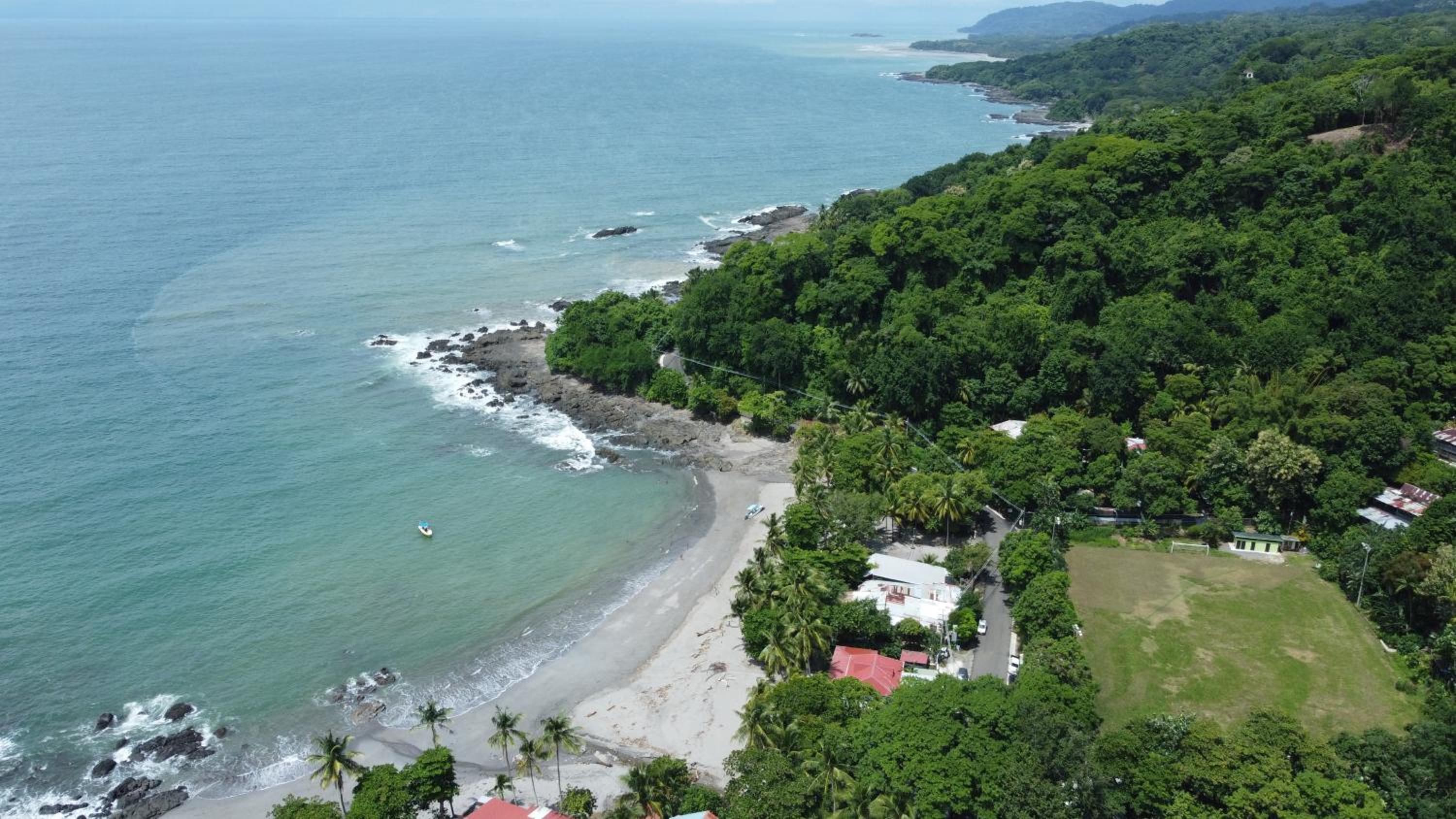 Tajalin Hostel - Montezuma Beach, Central location!