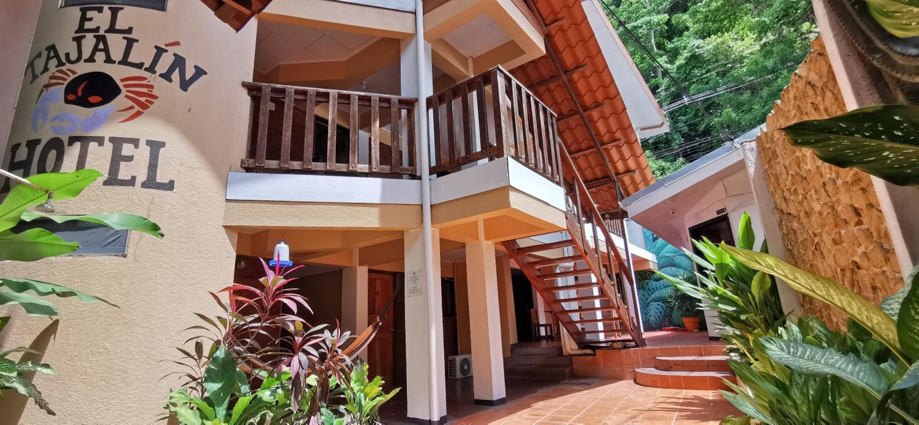 Tajalin Hostel - Montezuma Beach, Central location!