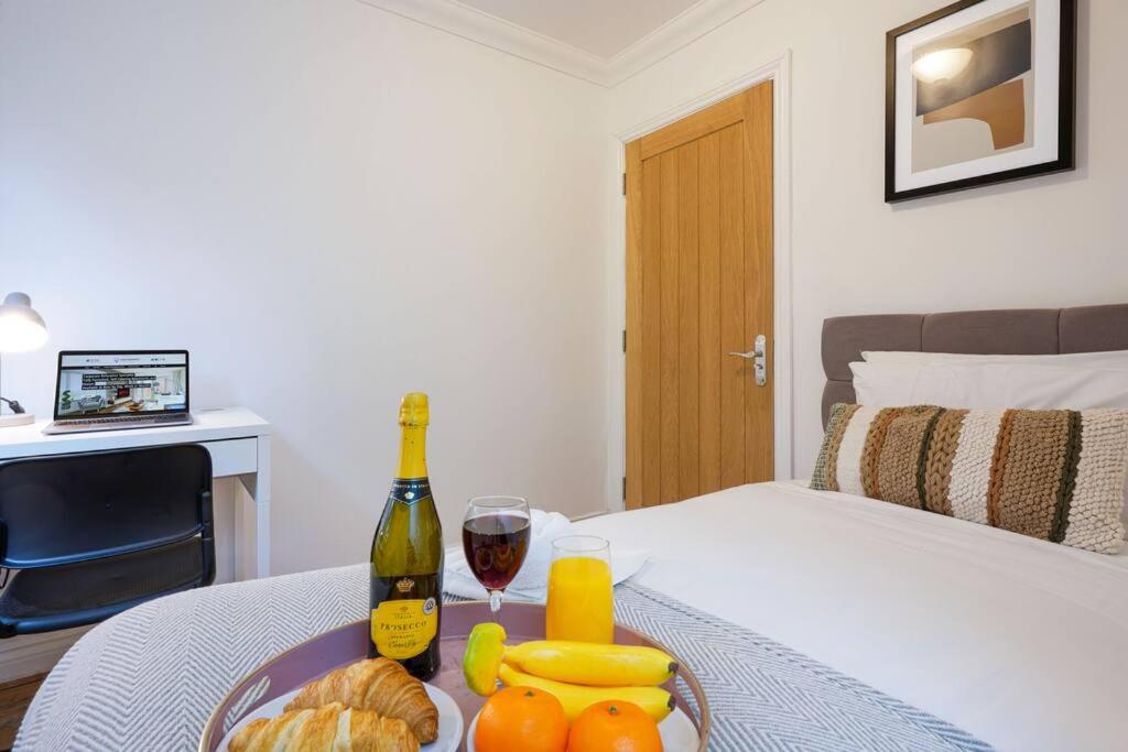 Stylish Apartment - Central Location - Free Parking, Self-Check-In, Fast Wifi and Smart TV by Yoko Property view 5