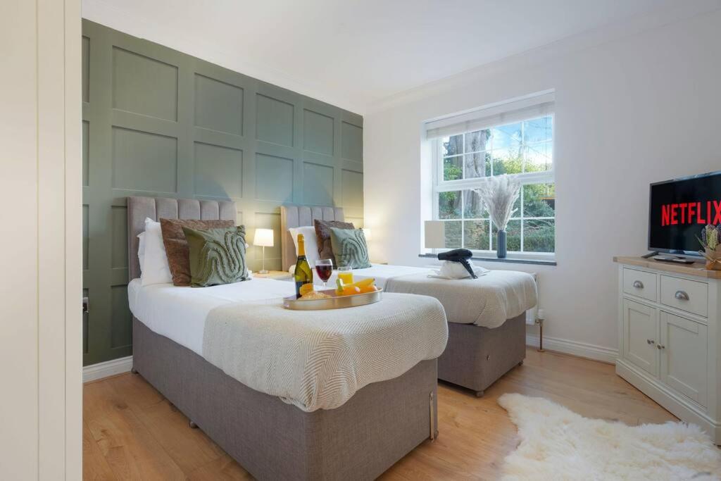 Stylish Apartment - Central Location - Free Parking, Self-Check-In, Fast Wifi and Smart TV by Yoko Property view 3