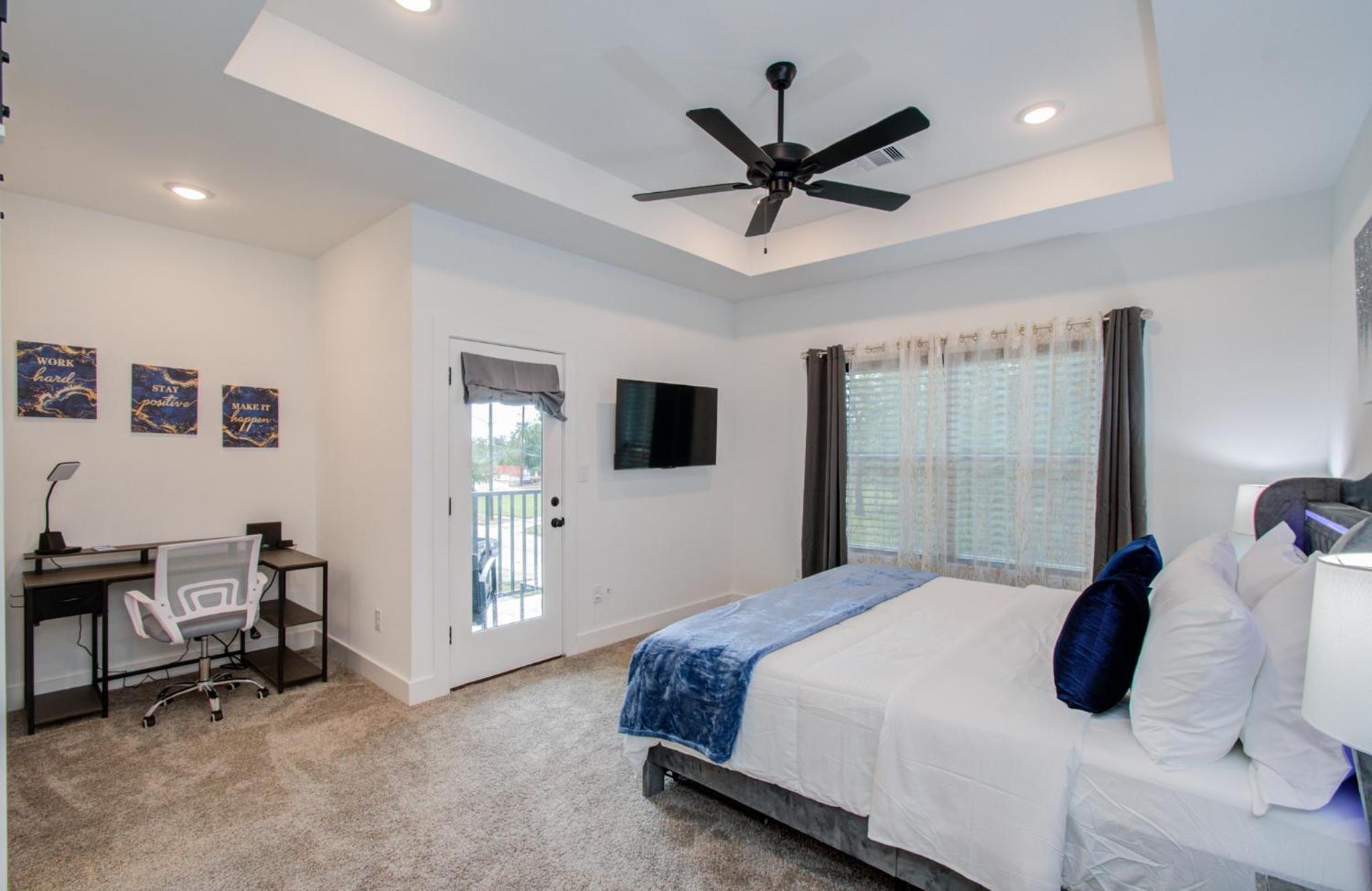 Urban luxe Getaway 4 mins to DT Newly Built Home view 2