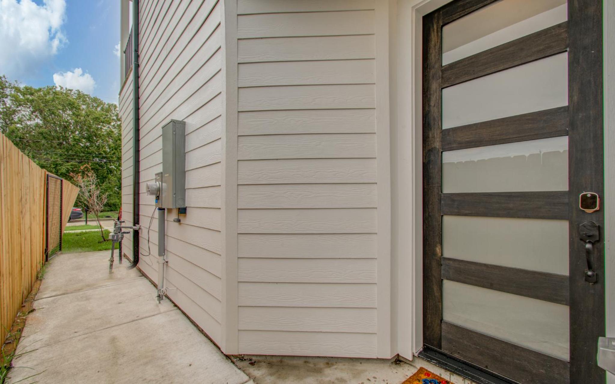 Urban luxe Getaway 4 mins to DT Newly Built Home view 4