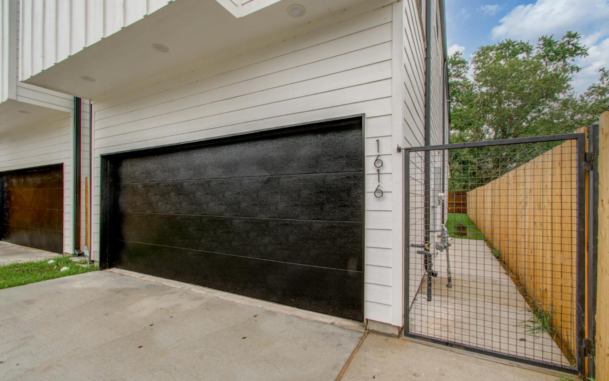 Urban luxe Getaway 4 mins to DT Newly Built Home view 3